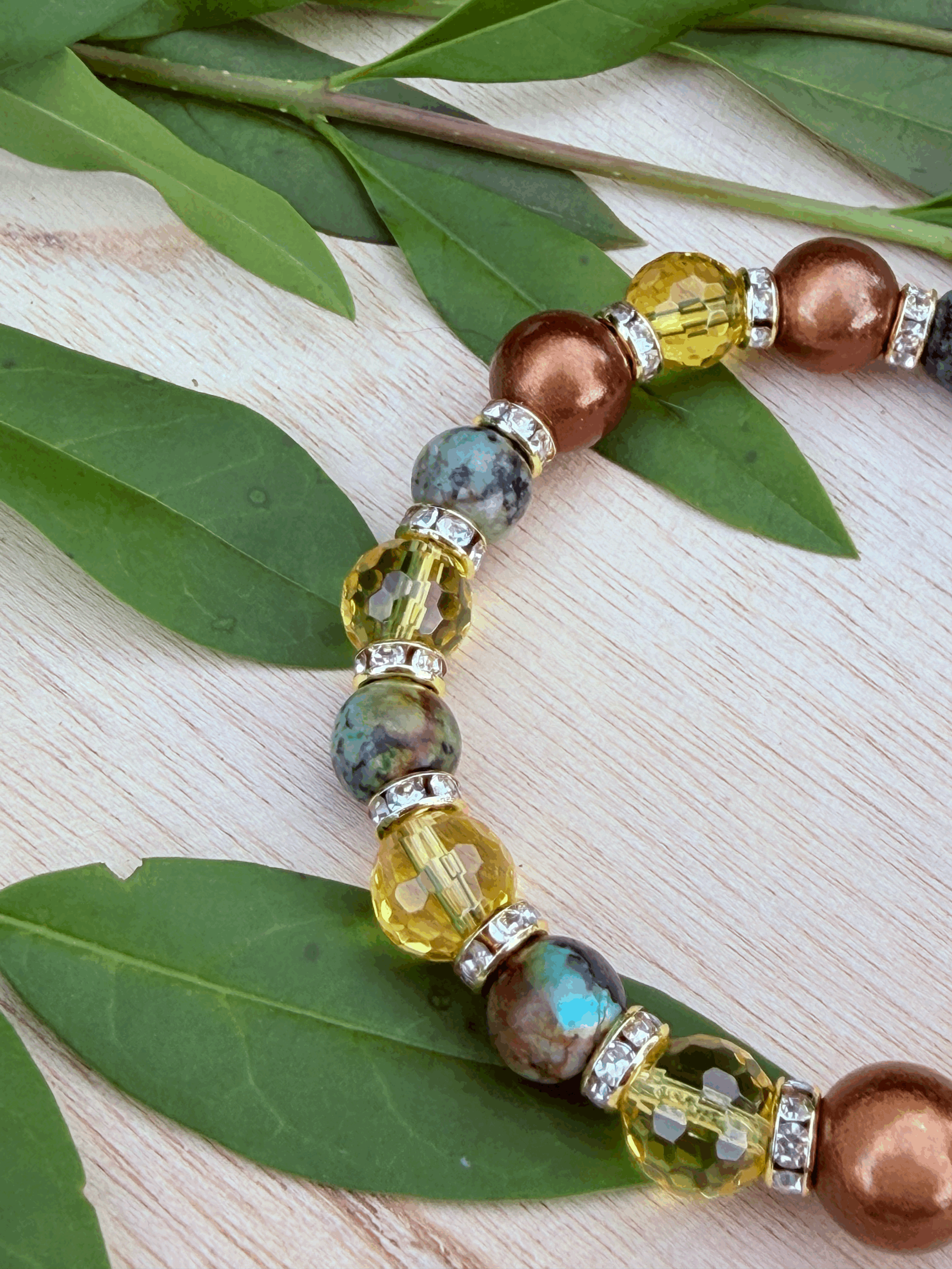 Detailaufnahme der reflektierenden Magic Pearls und Edelsteine des AUREVA Armbands