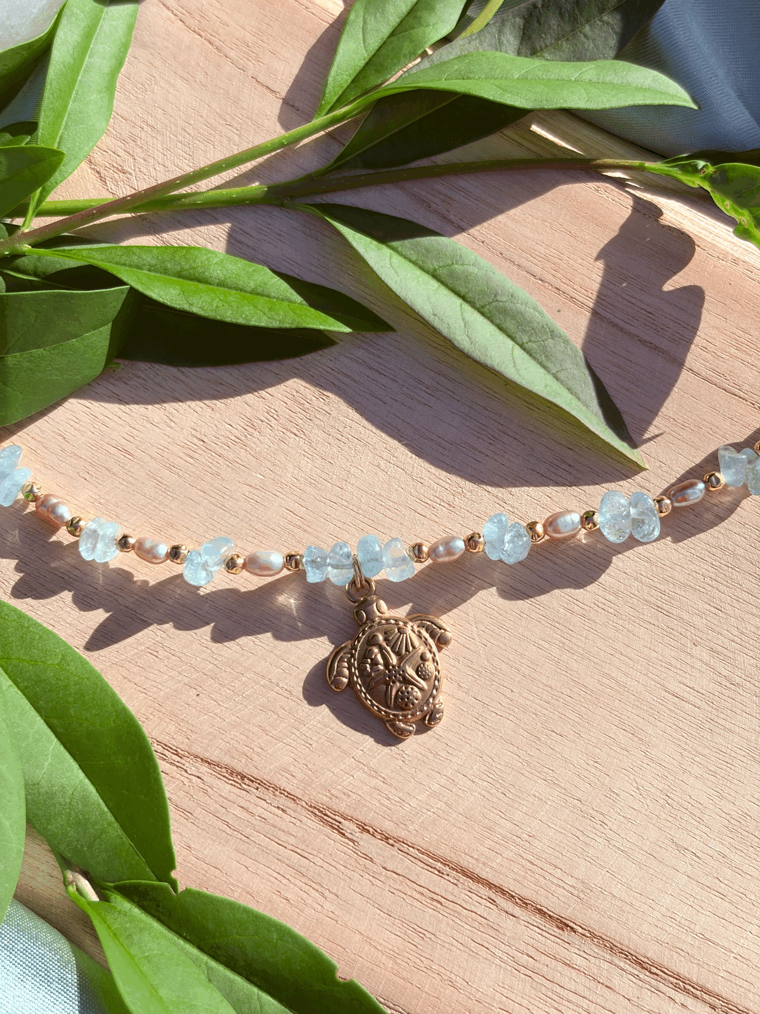 Aquamarin Armband mit maritimem Schildkröten-Anhänger in Gesamtansicht