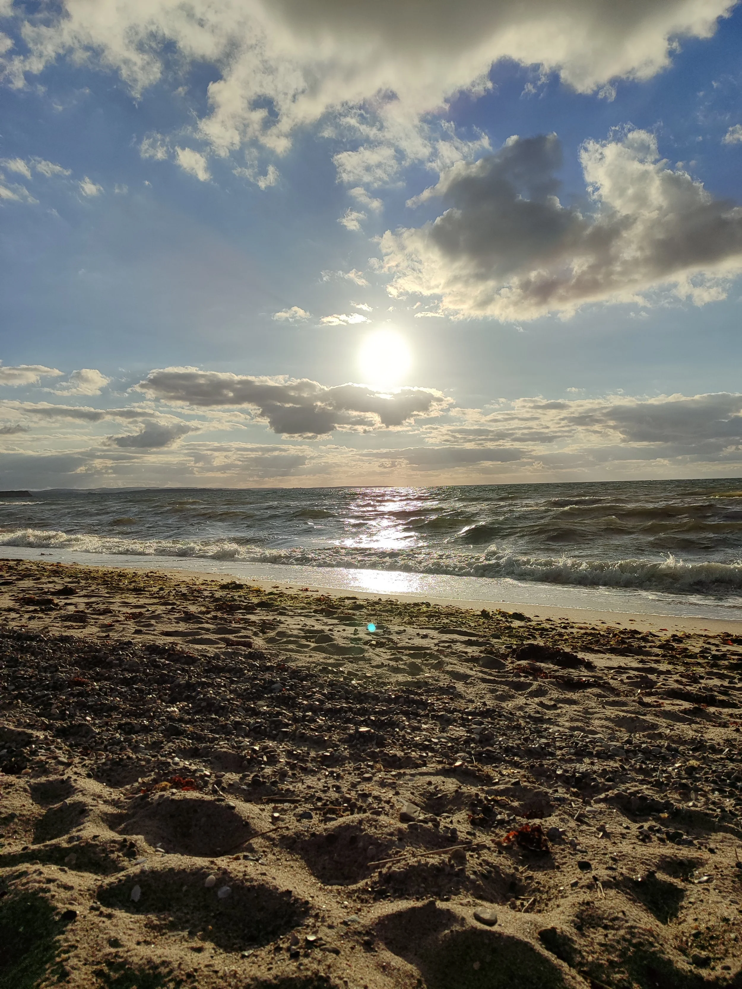 Strandlandschaft am Meer als Inspiration für das MAREVA Aquamarin Armband mit Schildkröten-Anhänger