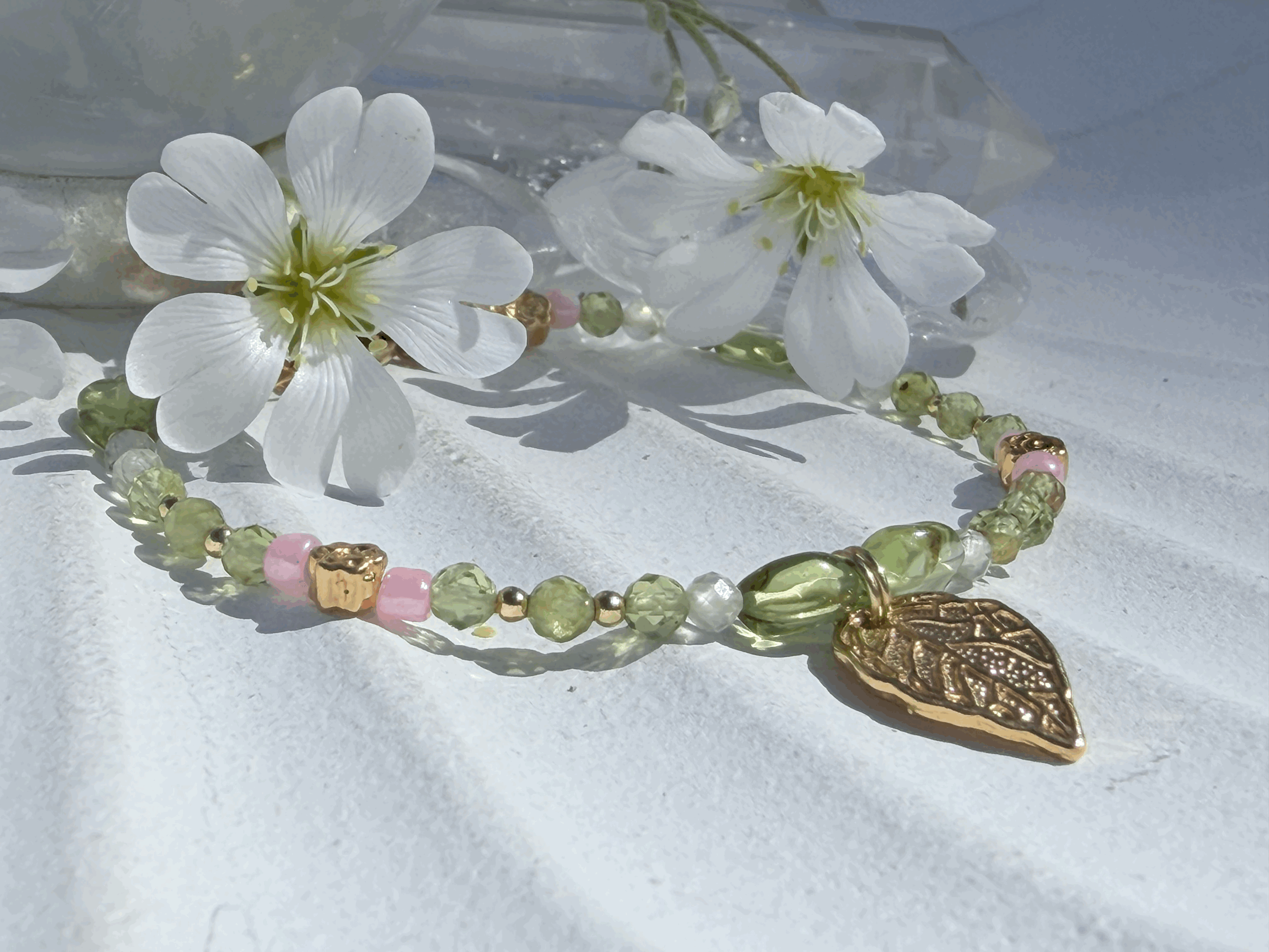 Romantisches Armband mit Blattanhänger, Peridot und kleinen goldenen Blüten