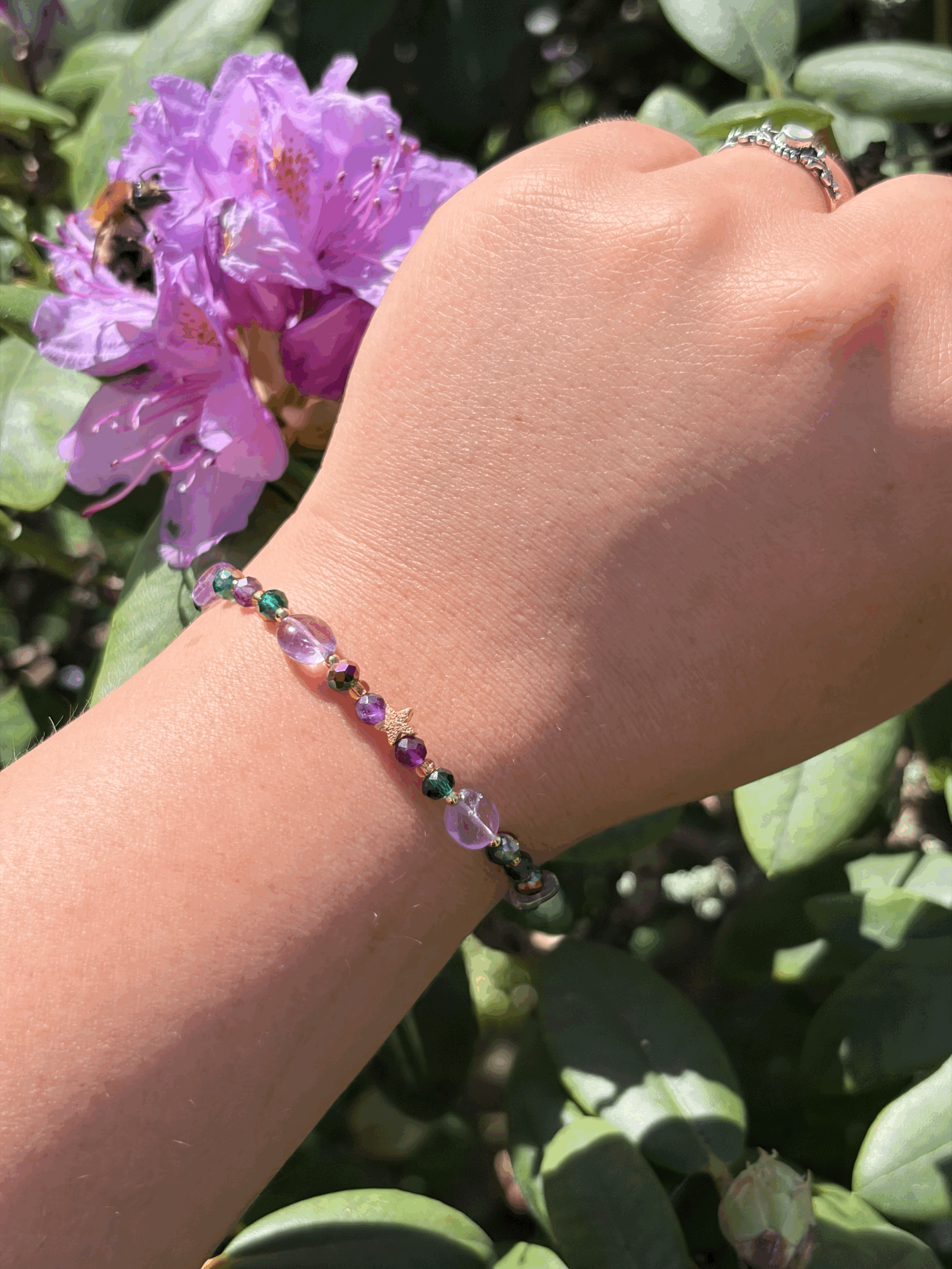 Handgefertigtes Amethyst Armband mit Sternperle in Gold getragen
