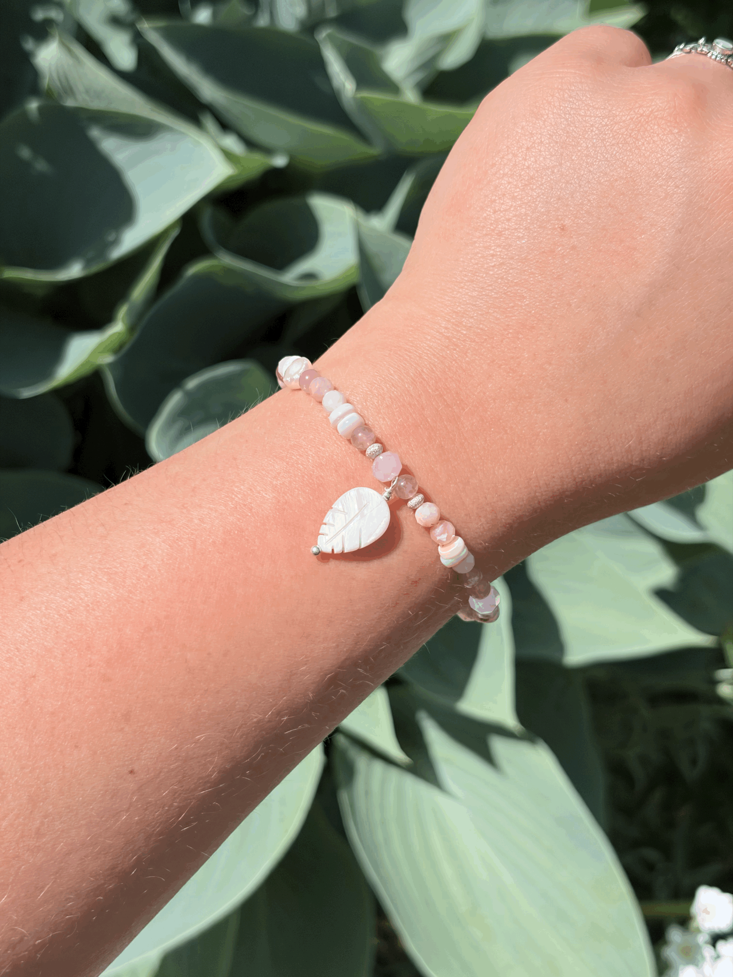 Avelina Rosenquarz Armband mit Perlmuttfeder getragen am Handgelenk