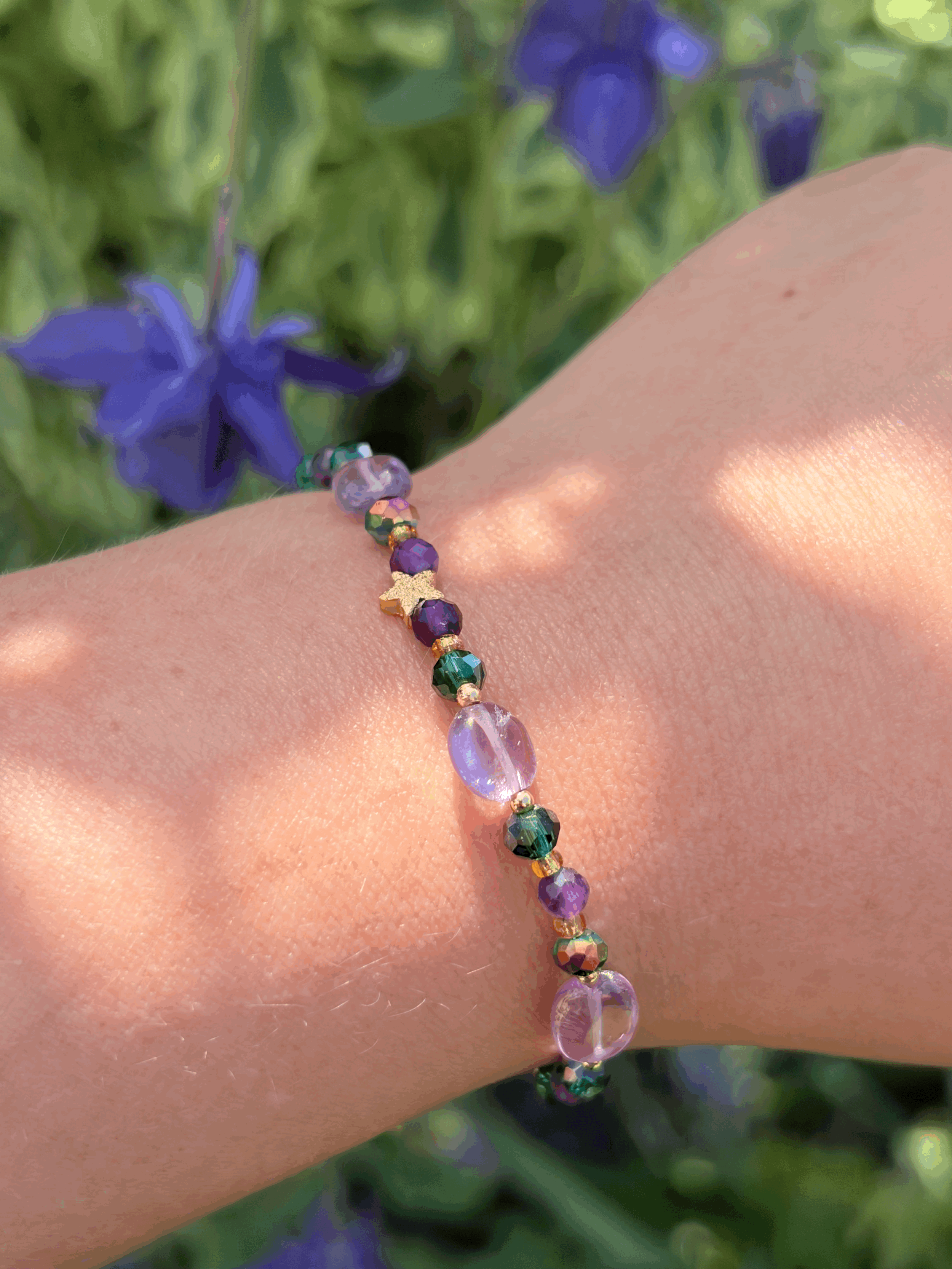 Vergoldetes Edelstein Armband mit Amethyst und Sternperle getragen