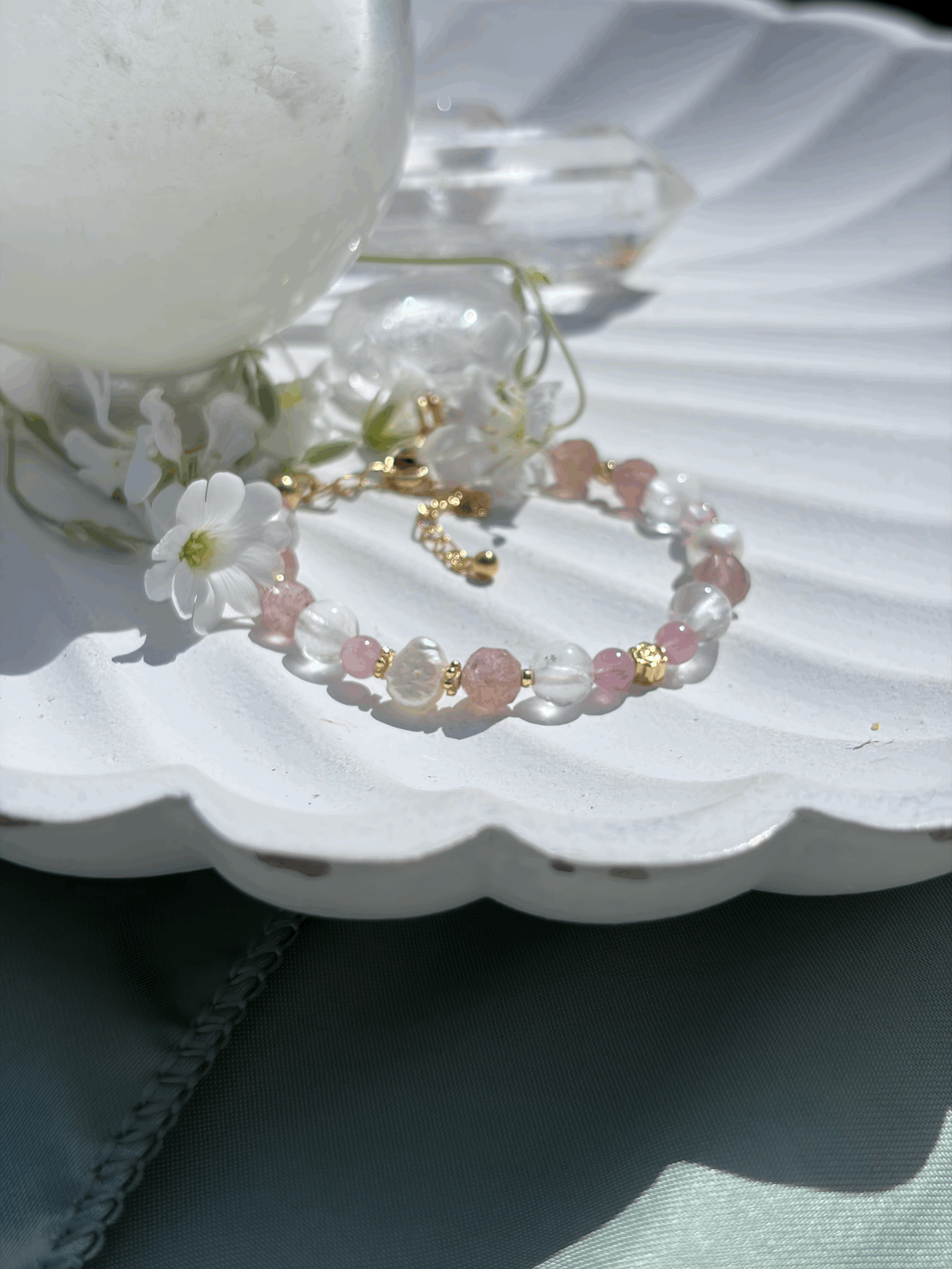 Rosenquarz, Erdbeerquarz und Süßwasserperlen im Detail am handgefertigten VELUNA Armband