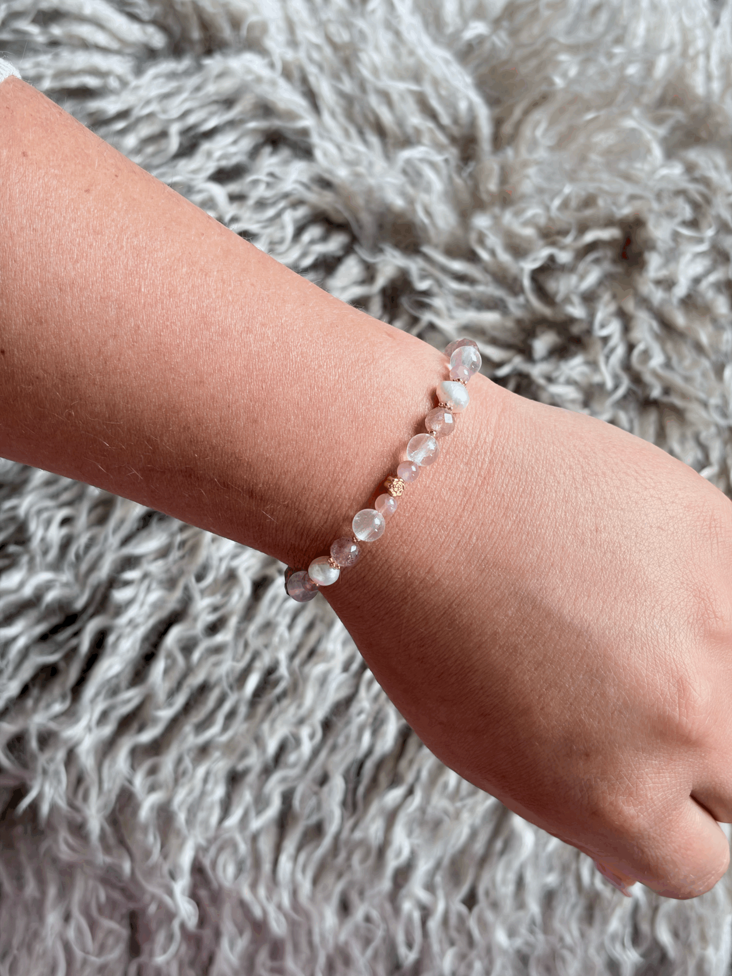 Handgefertigtes Selbstliebe Armband VELUNA mit Rosenquarz am Handgelenk