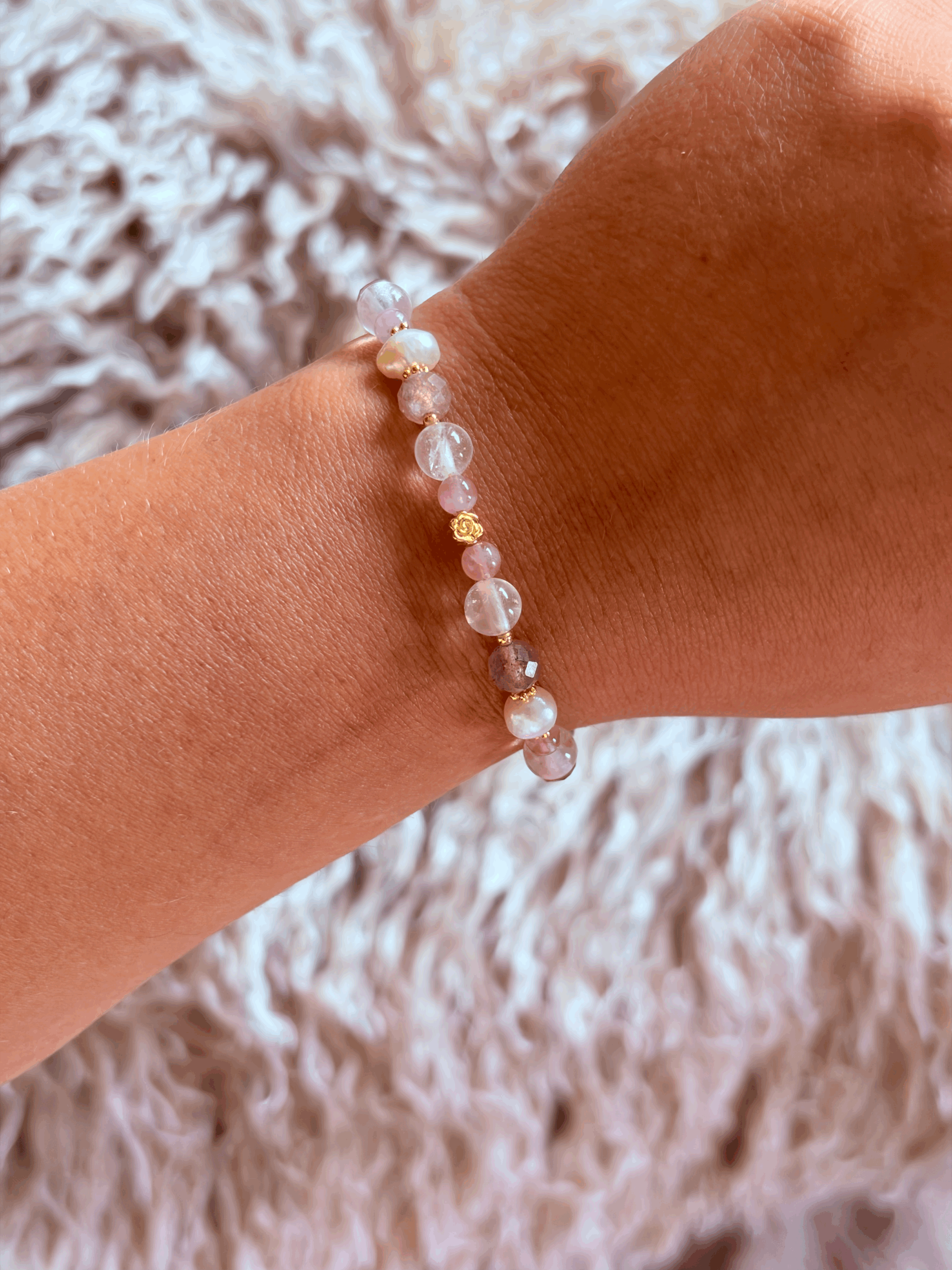 Edelsteinarmband VELUNA mit Erdbeerquarz und Süßwasserperlen getragen