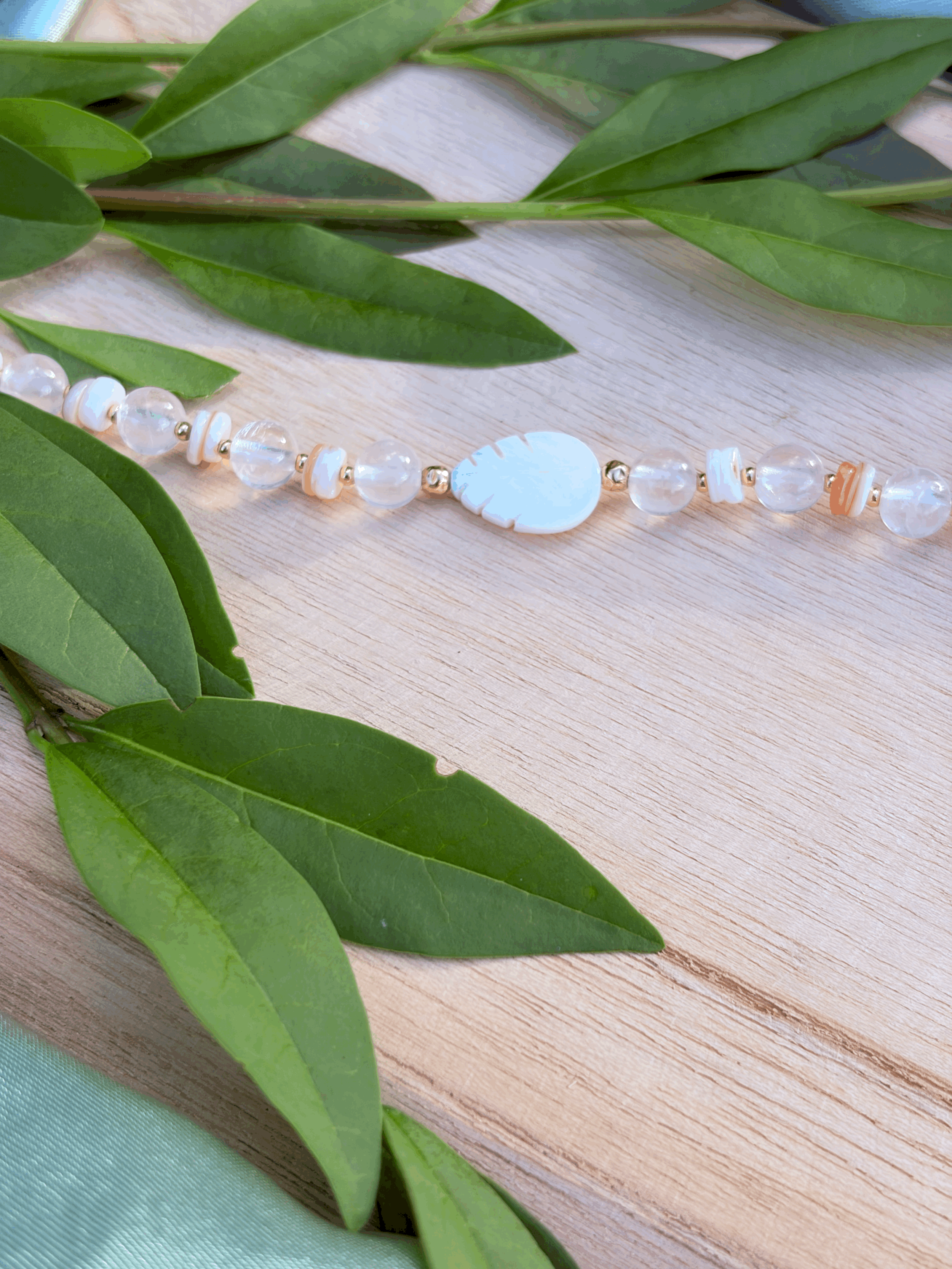 Detailaufnahme der transparenten Rosenquarzperlen im AWENIA Armband