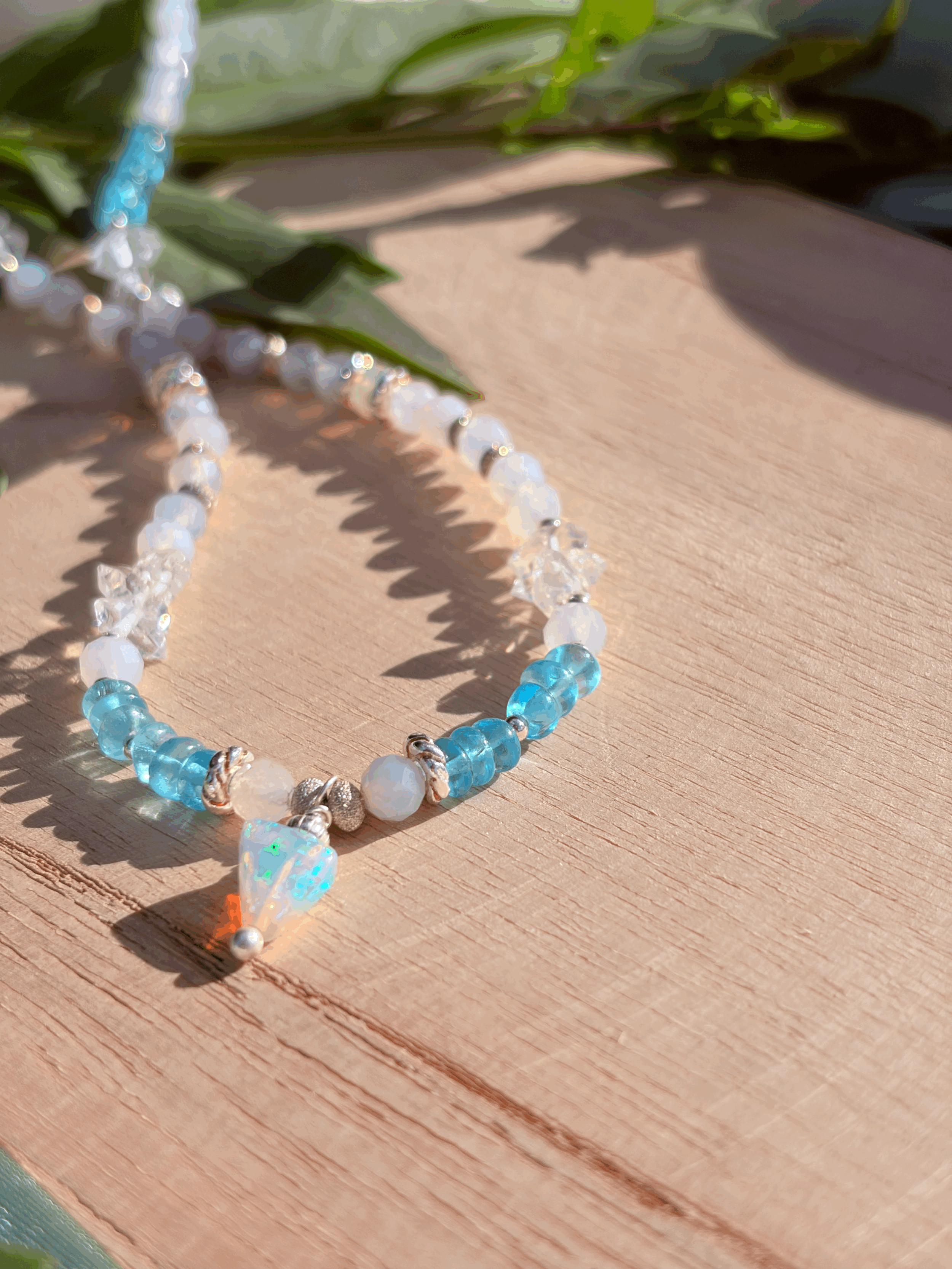 Edelsteinkette AERELIA mit Opal, Apatit, Chalcedon und Herkimer-Diamanten in Detailansicht