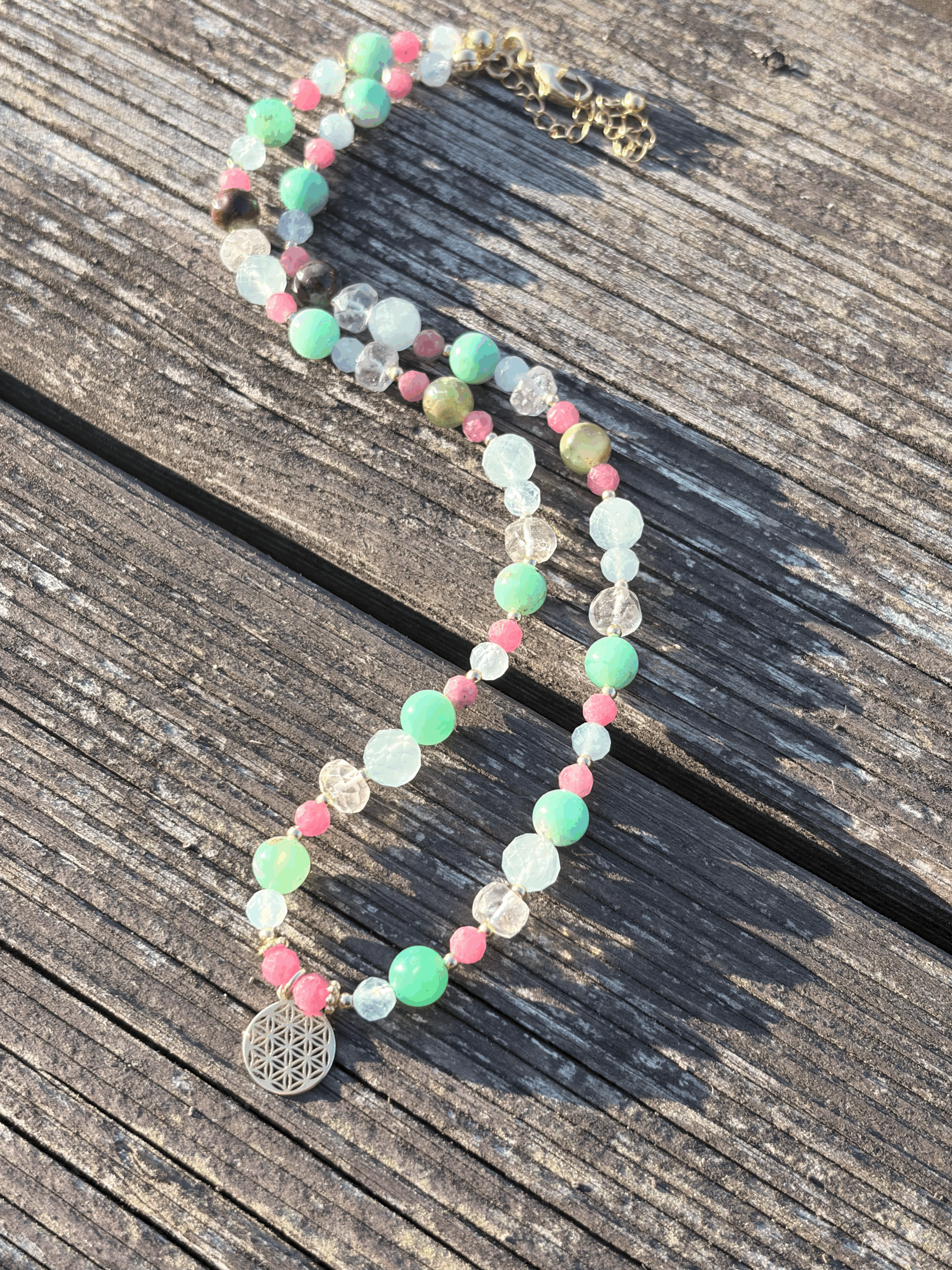 Nahaufnahme der Elaris Halskette mit Freeform-Aquamarin und vergoldeten Details