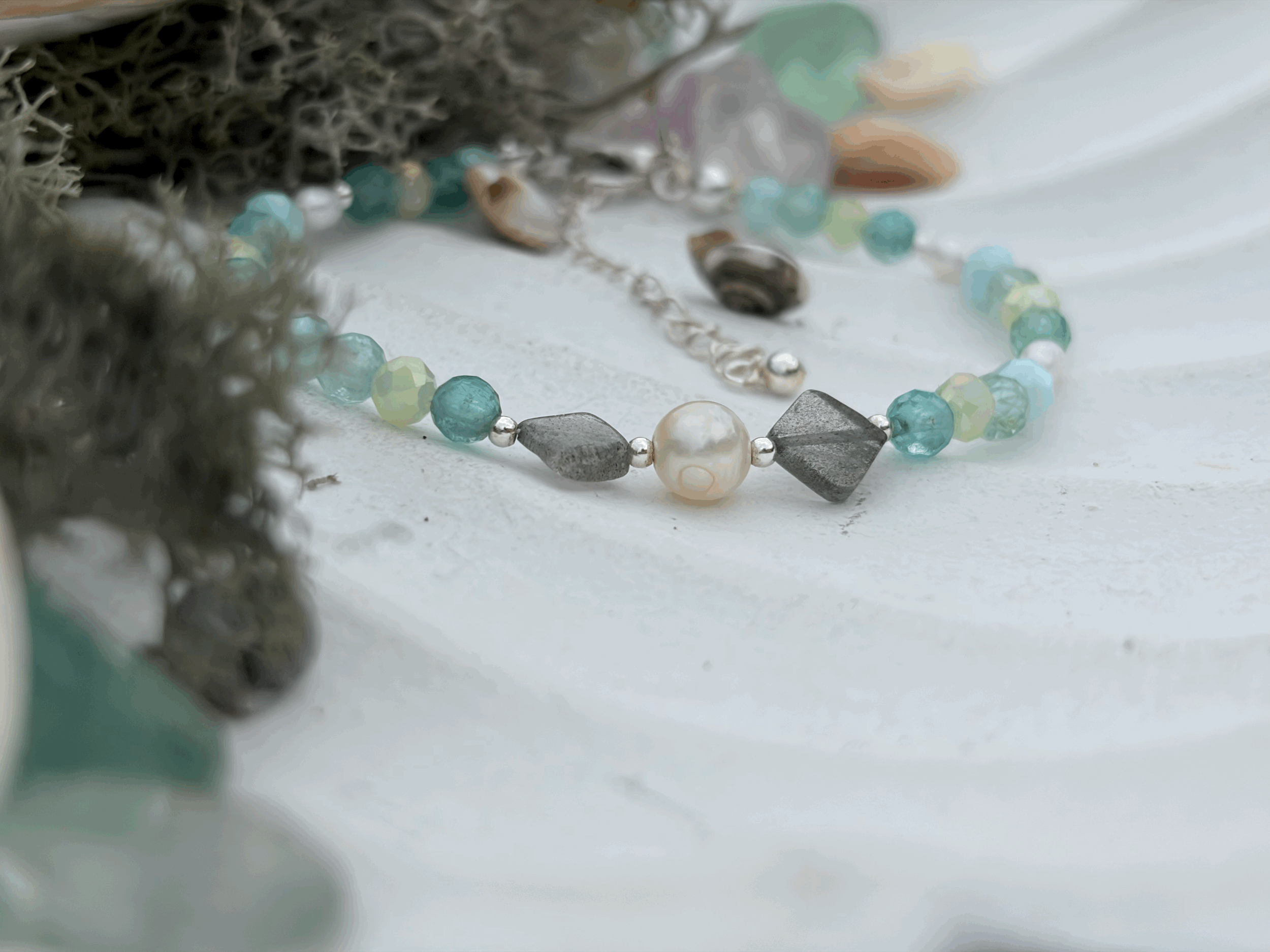Intuition Armband mit aqua-blauen Apatitperlen und Labradorit