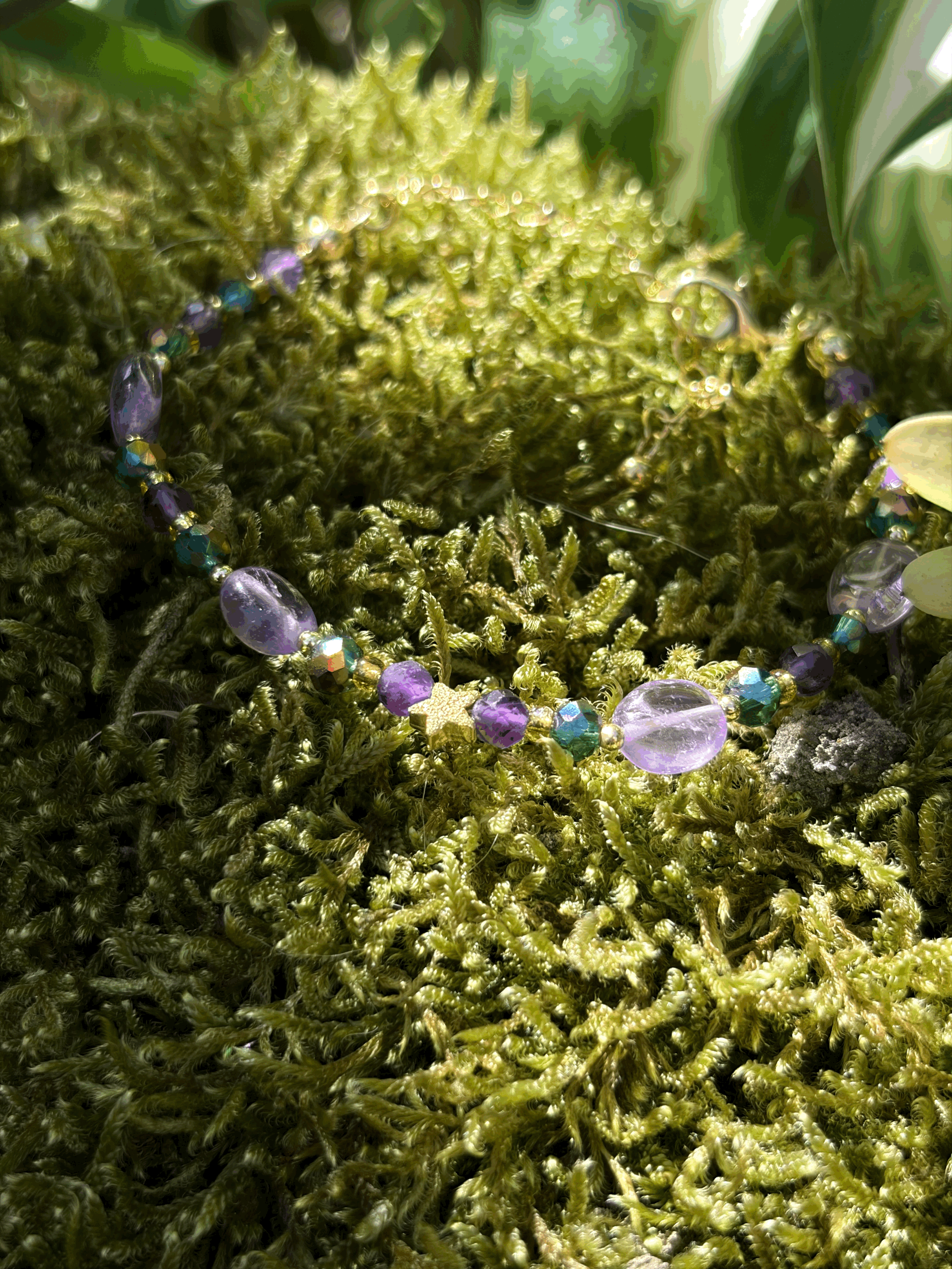 Detailaufnahme der Amethystperlen und der vergoldeten Sternperle im Stellara Armband