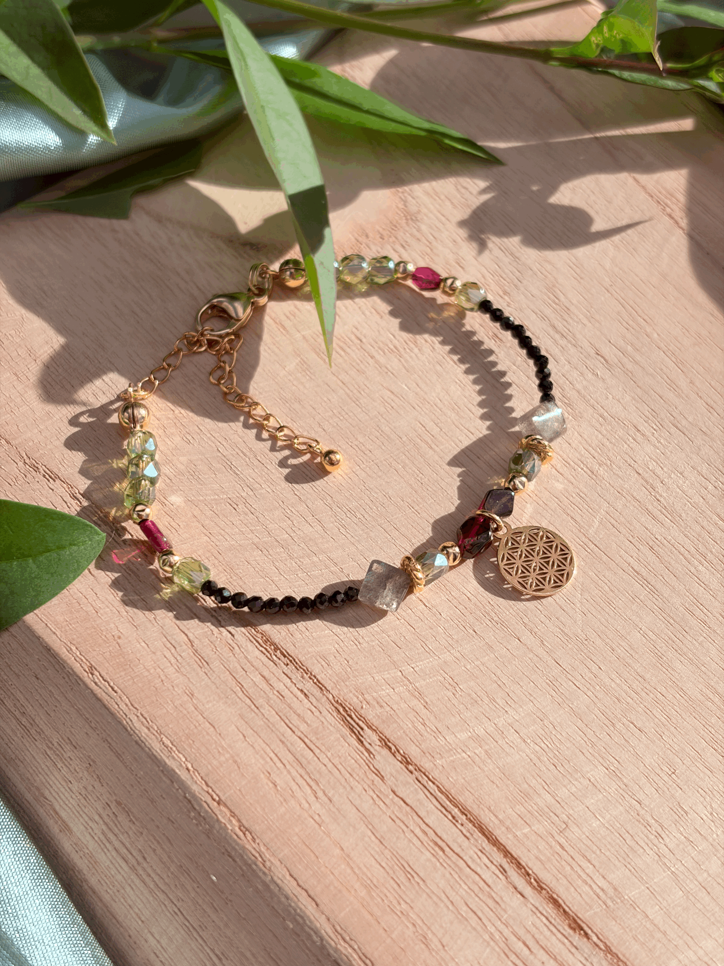 Blume des Lebens Armband mit Granat, Labradorit und Spinell in Gold
