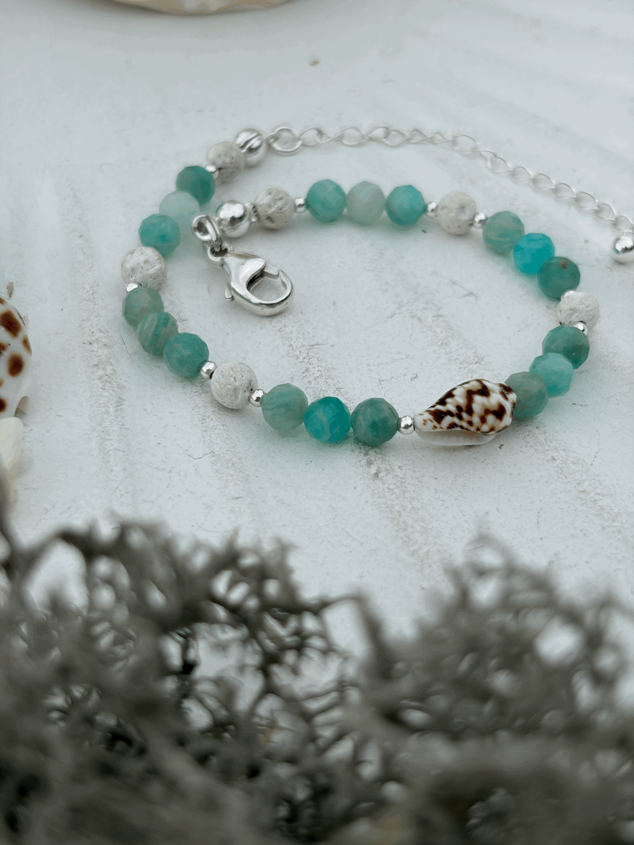Maritimes Edelstein Armband mit Amazonit und Muschel in Gesamtansicht
