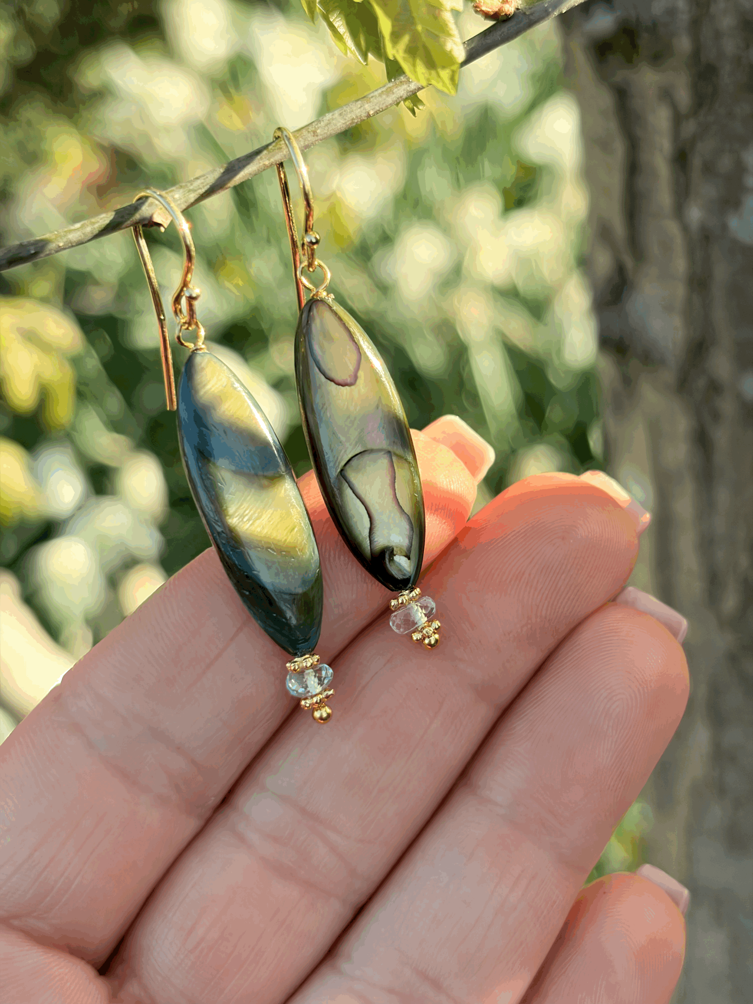 Perlmutt Schmuck und blauer Topas in den NERAYA Ohrringen