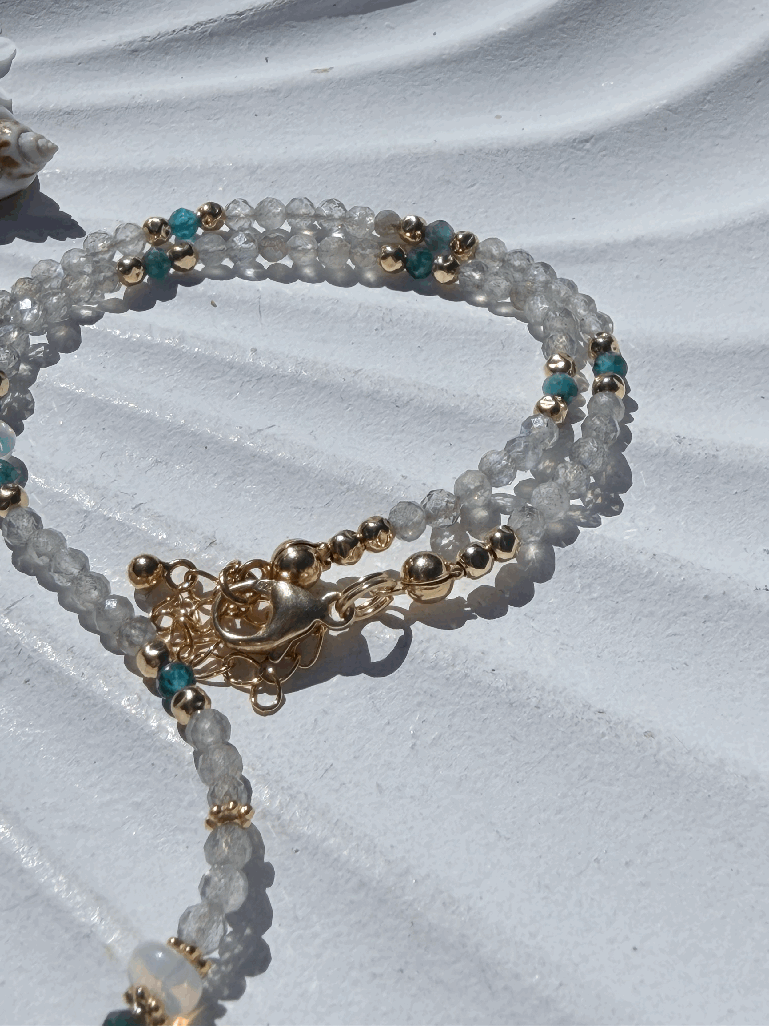 Handgefertigte Edelstein Kette mit Edelopal, Labradorit und Apatit für Intuition und innere Klarheit