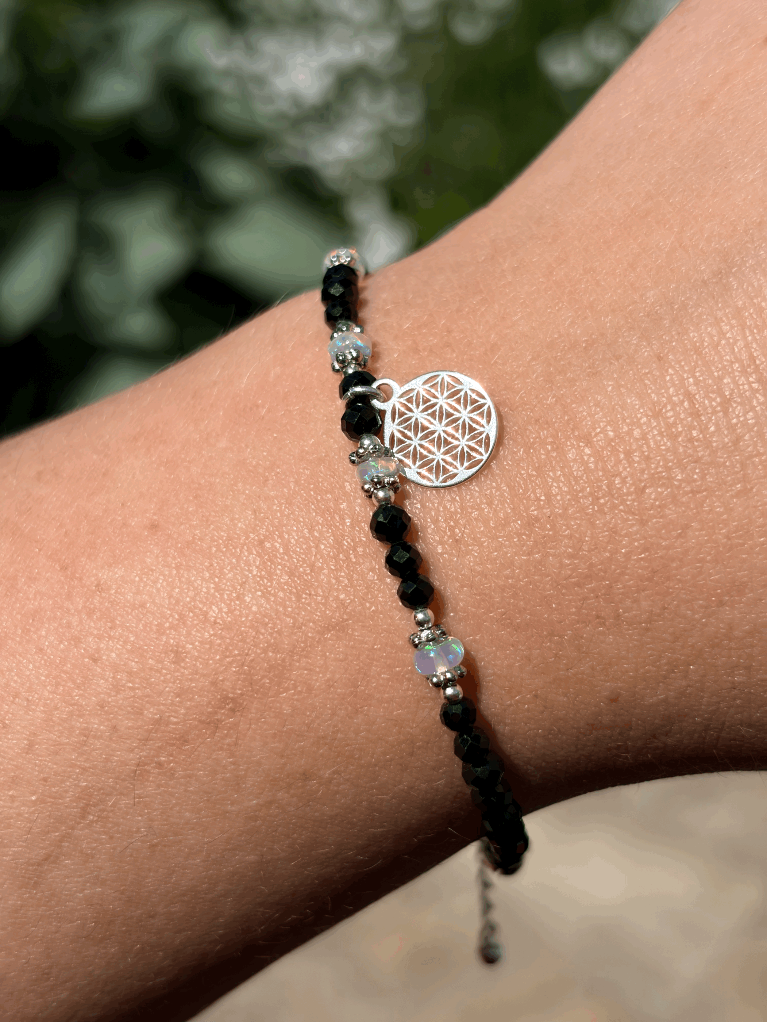 Schutz Armband mit Turmalin, Edelopalen und Blume des Lebens am Handgelenk