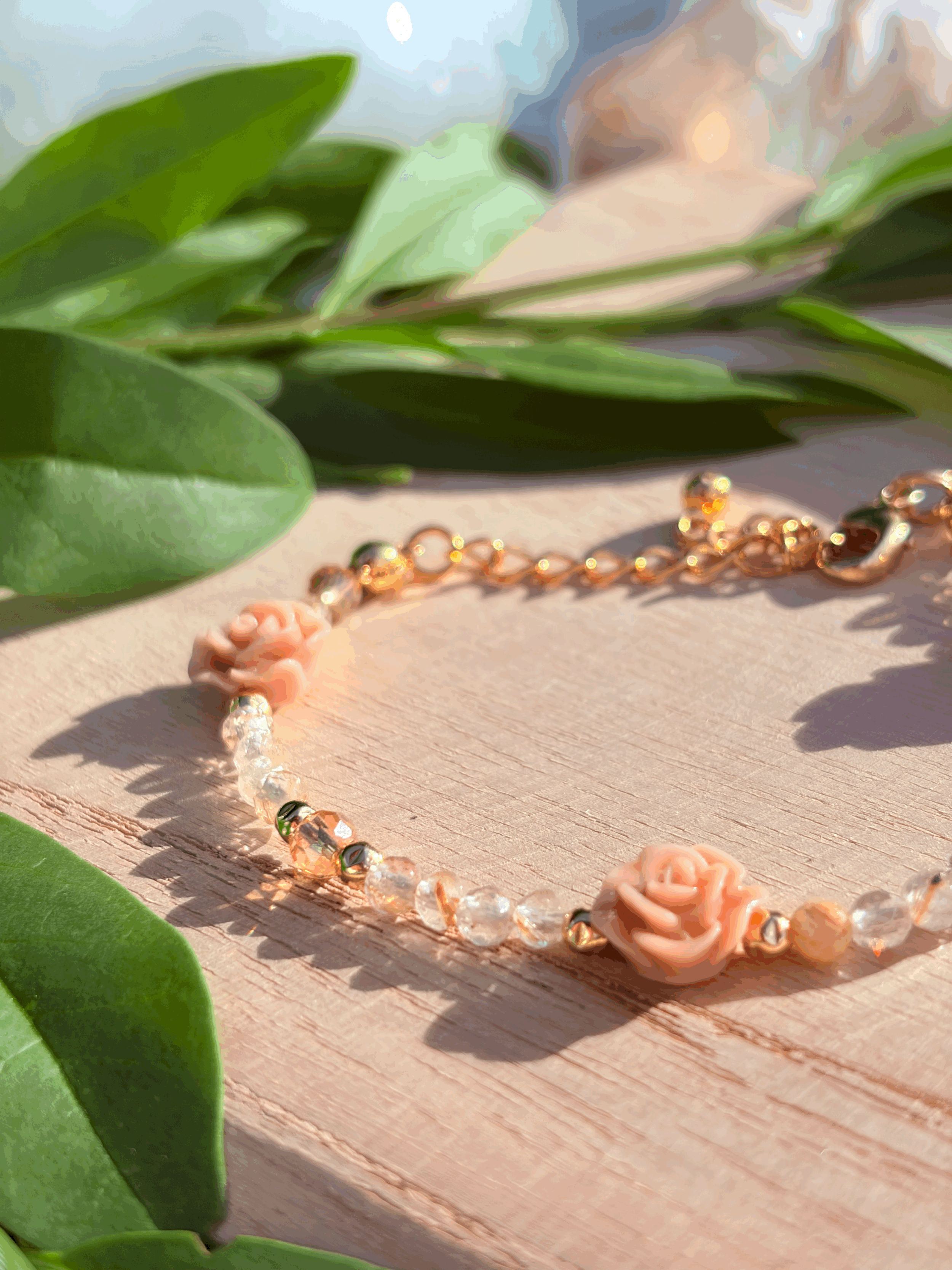 Romantisches Armband mit Goldrutilquarz, Glasperlen und Rosen im Detail