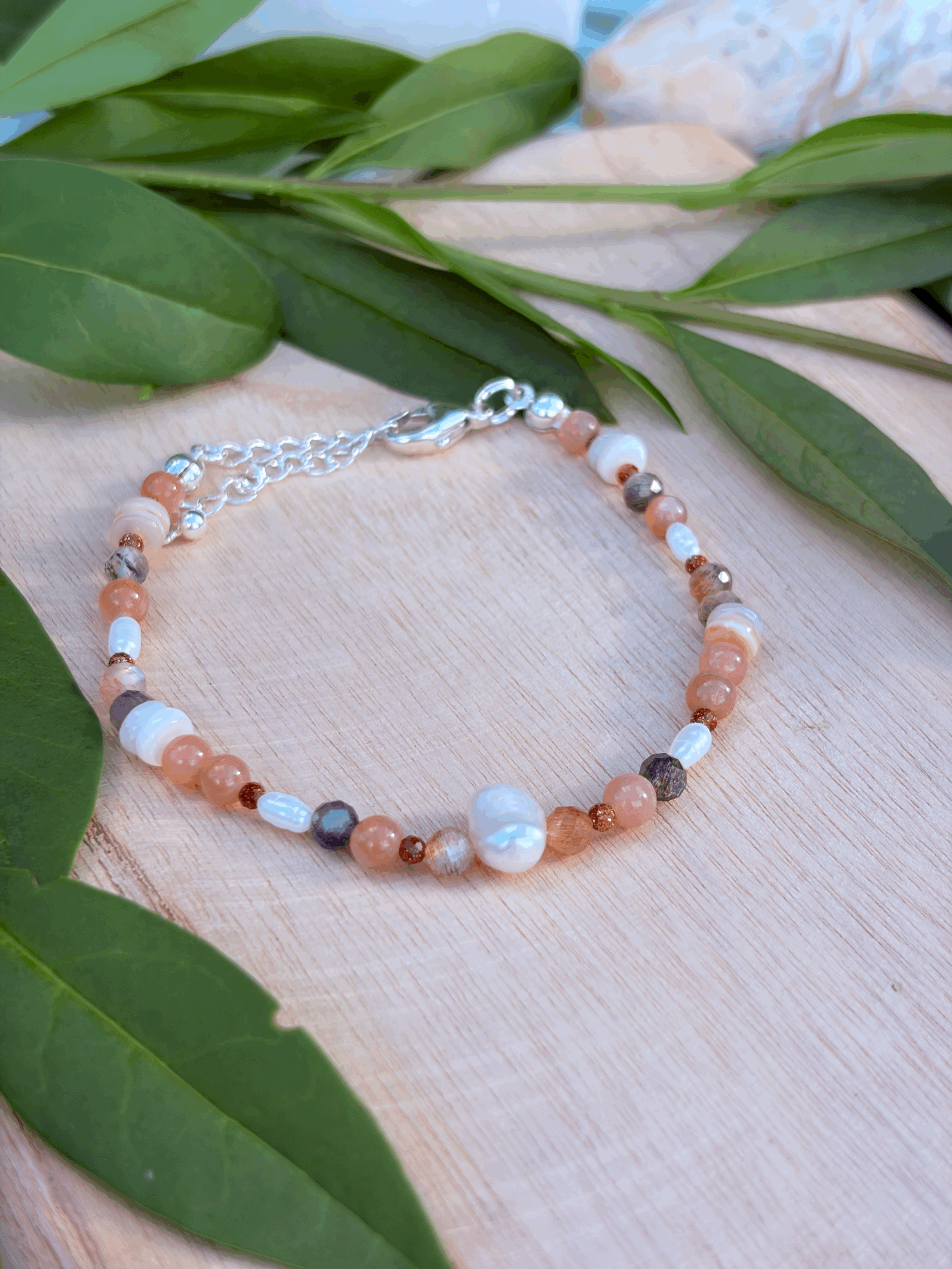 Selunéa Edelstein Armband mit Mondstein, Perlmutt und Süßwasserperlen in Gesamtansicht