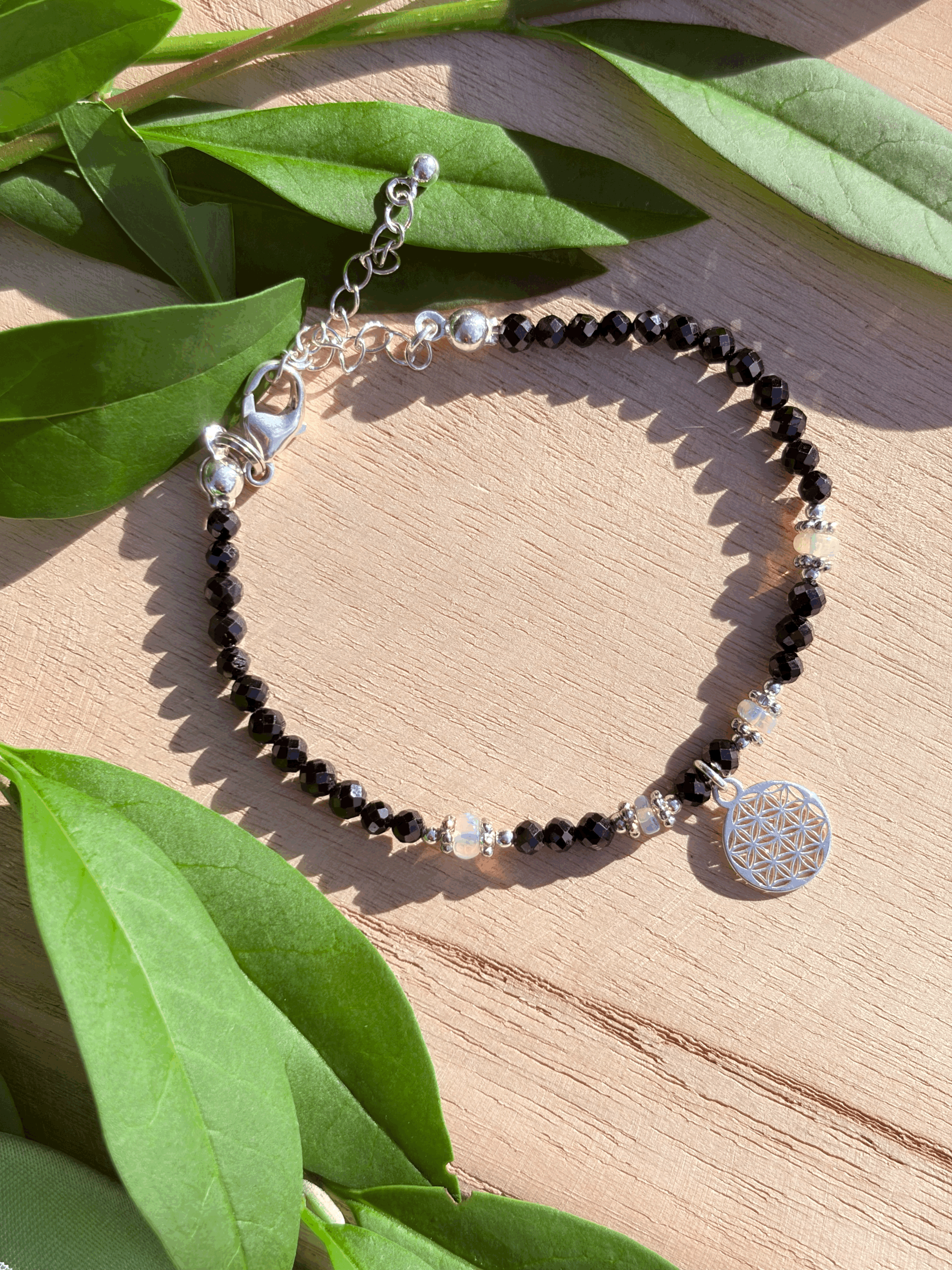 Handgefertigtes Edelstein Armband aus Turmalin und Edelopal in Silber