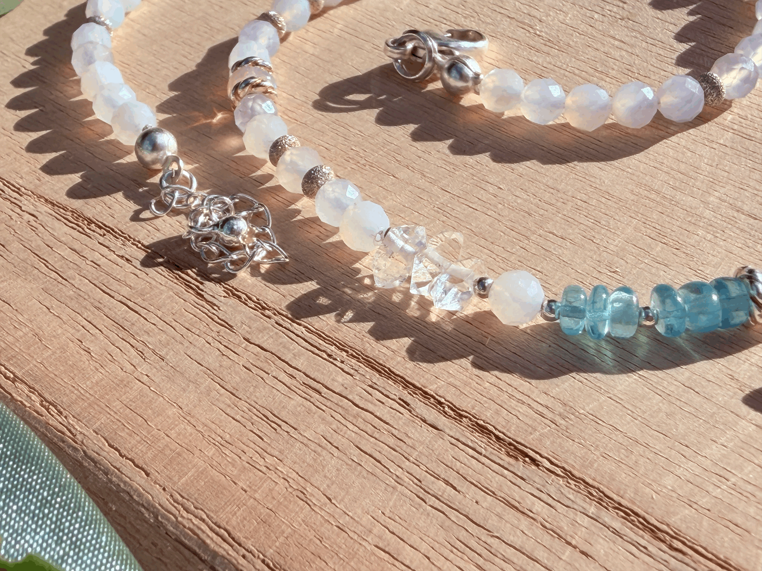 Transparente Apatit-Perlen und Herkimer-Diamanten im Detail an der Edelsteinkette AERELIA