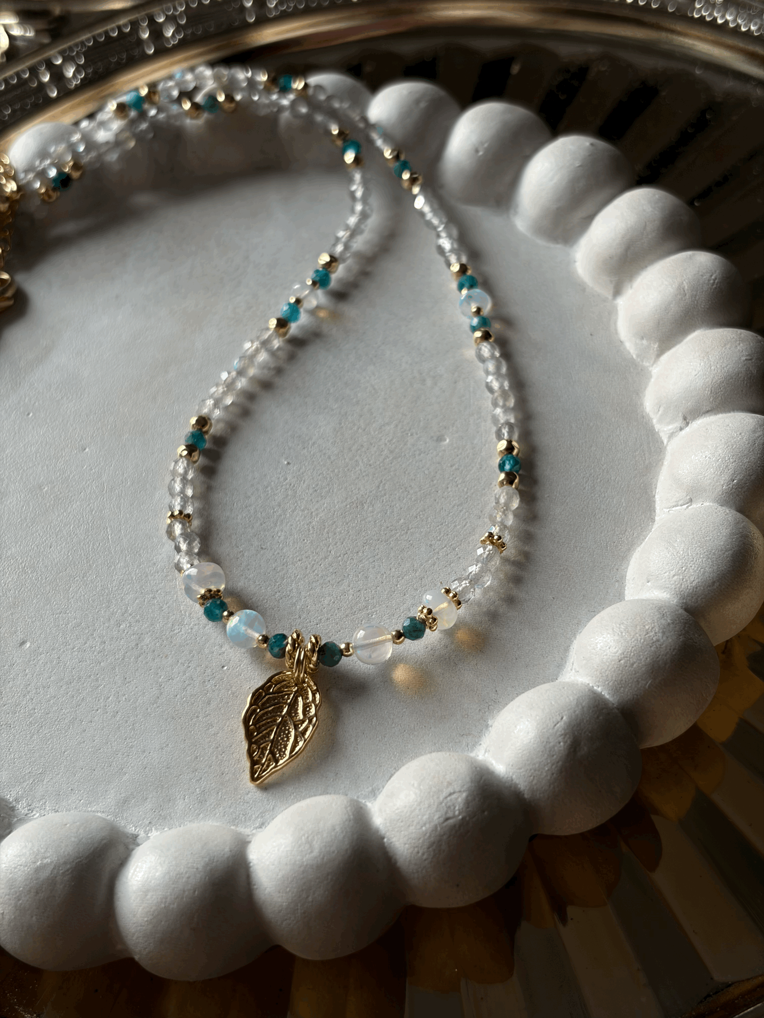 Detailaufnahme von Edelopal, Labradorit und Apatit in der AELORIA Edelstein Kette