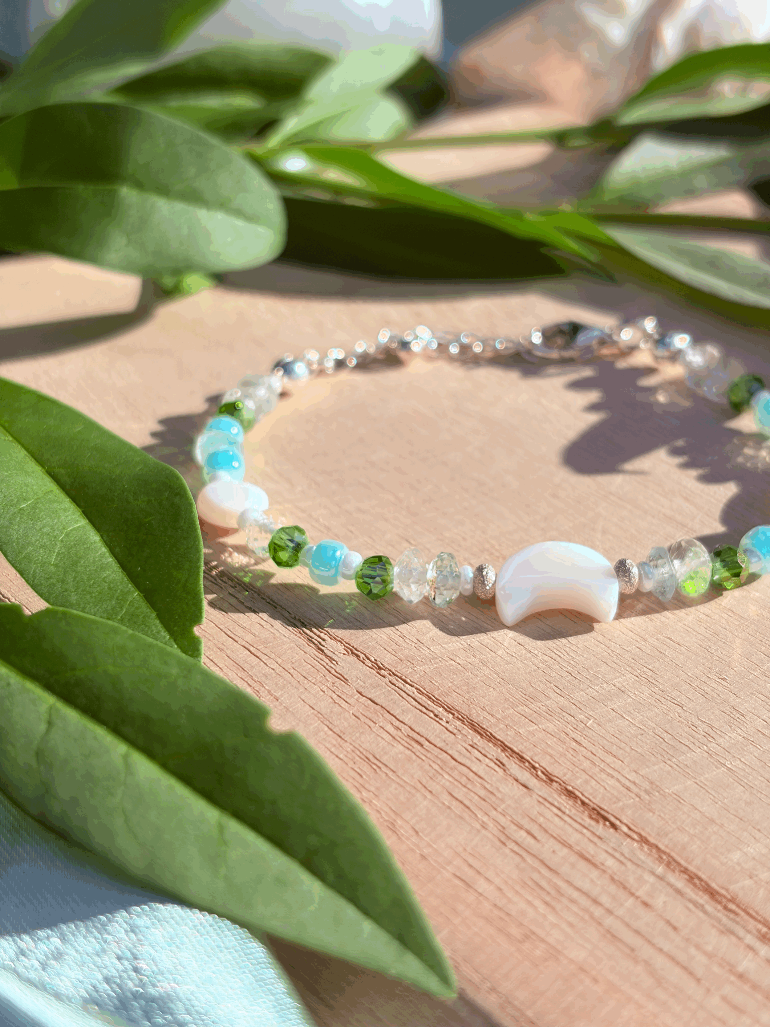 Detailaufnahme des schimmernden Perlmutt Mondes im LUNELIA Armband