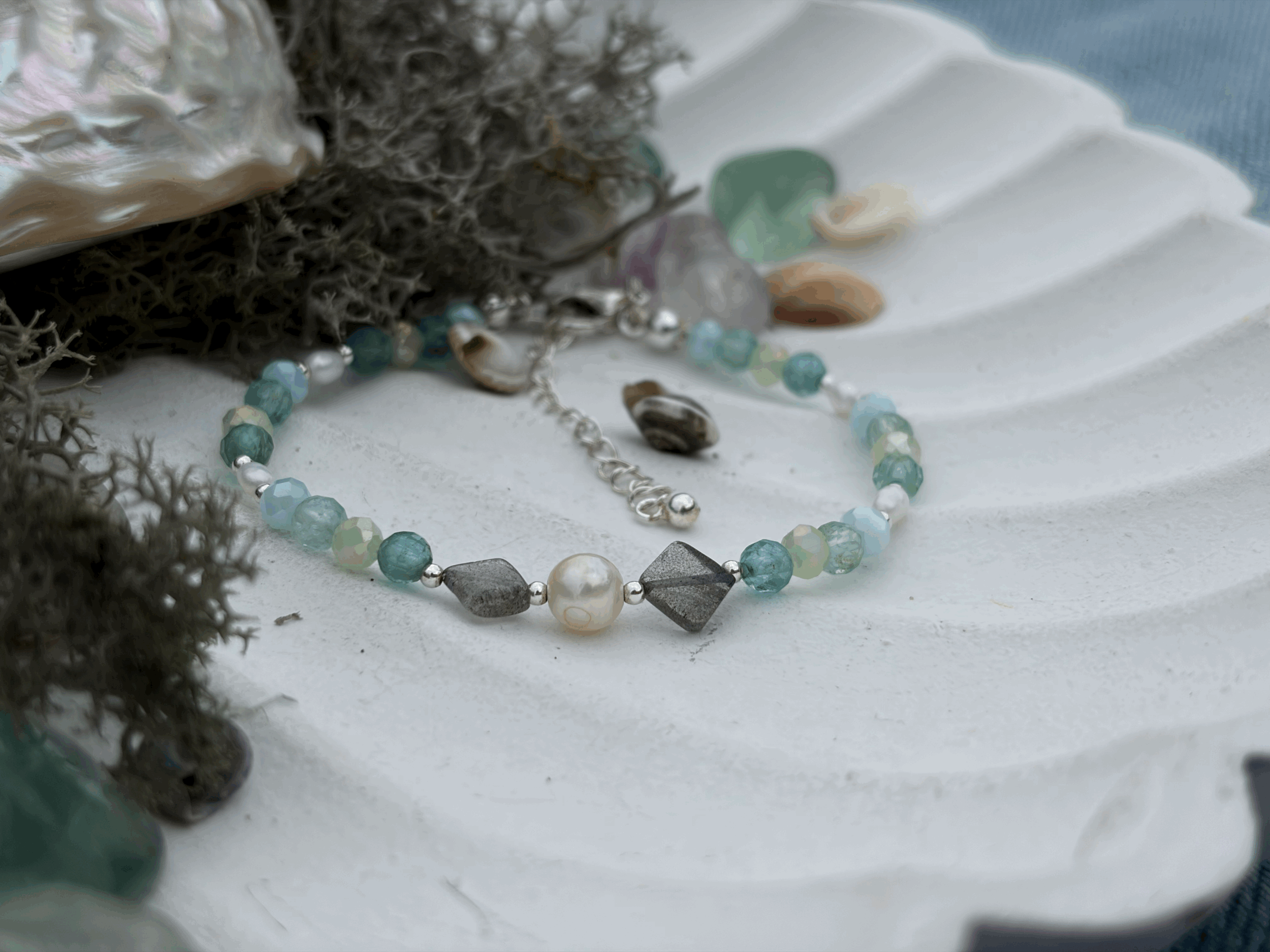 Handgefertigtes Apatit Armband mit Labradorit und Süßwasserperlen