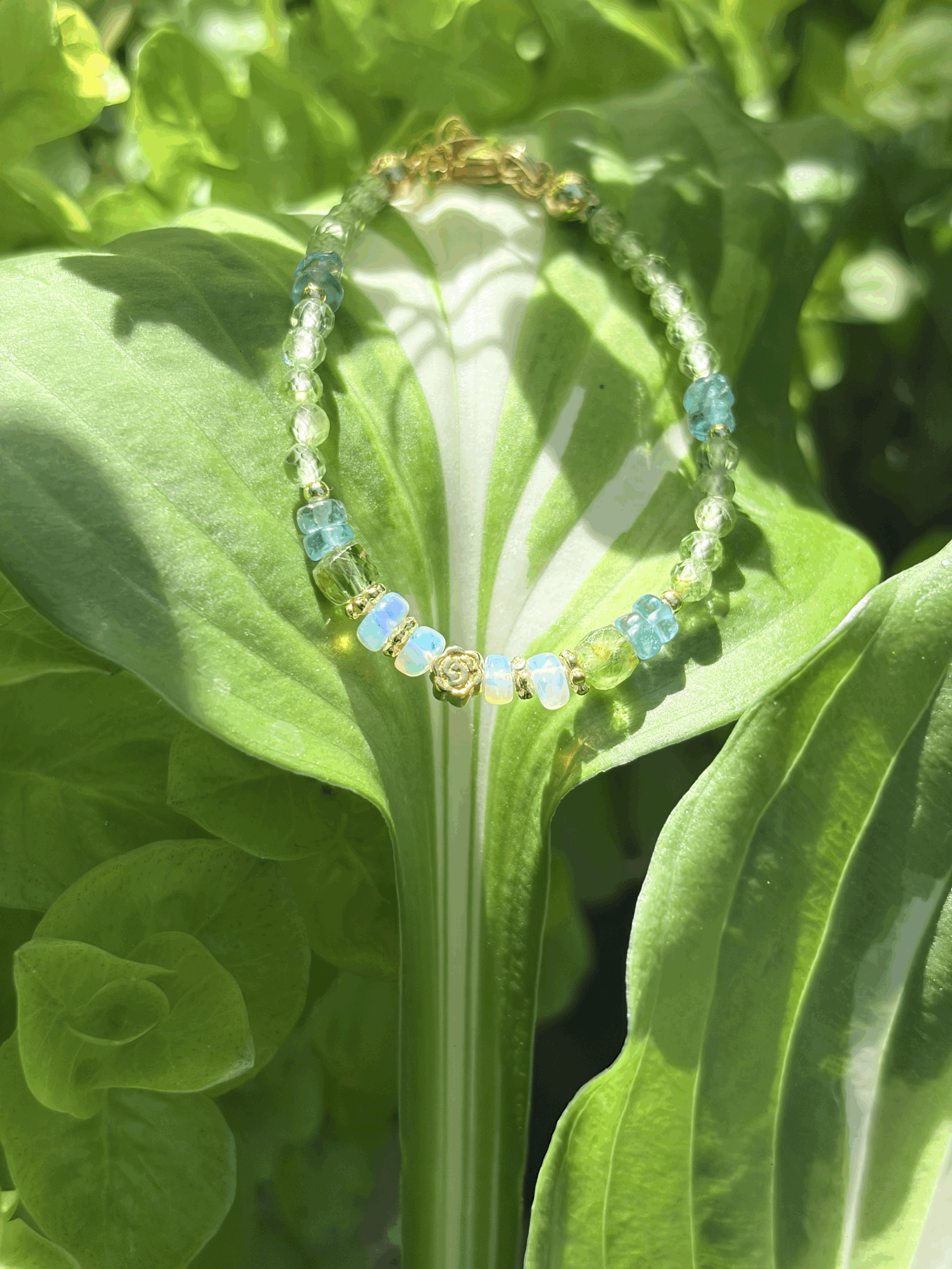 ELYARA Armband mit Edelopal, Peridot und Apatit in natürlicher Umgebung fotografiert