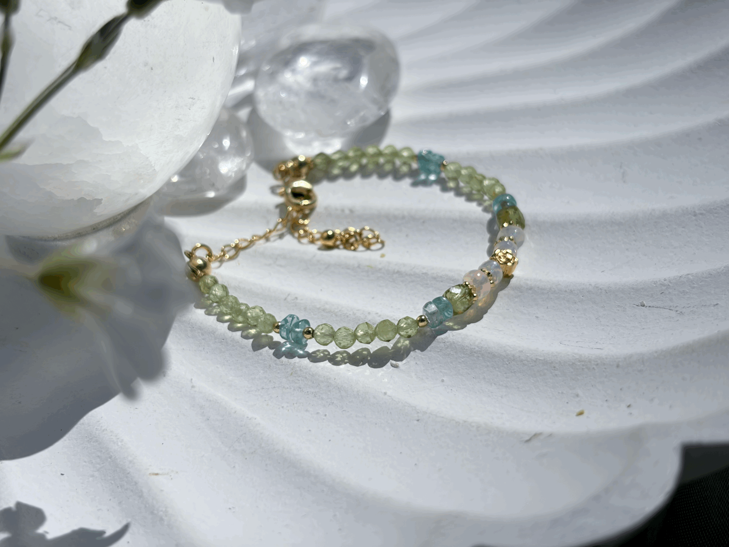 Detailaufnahme der außergewöhnlichen Edelopale im ELYARA Armband