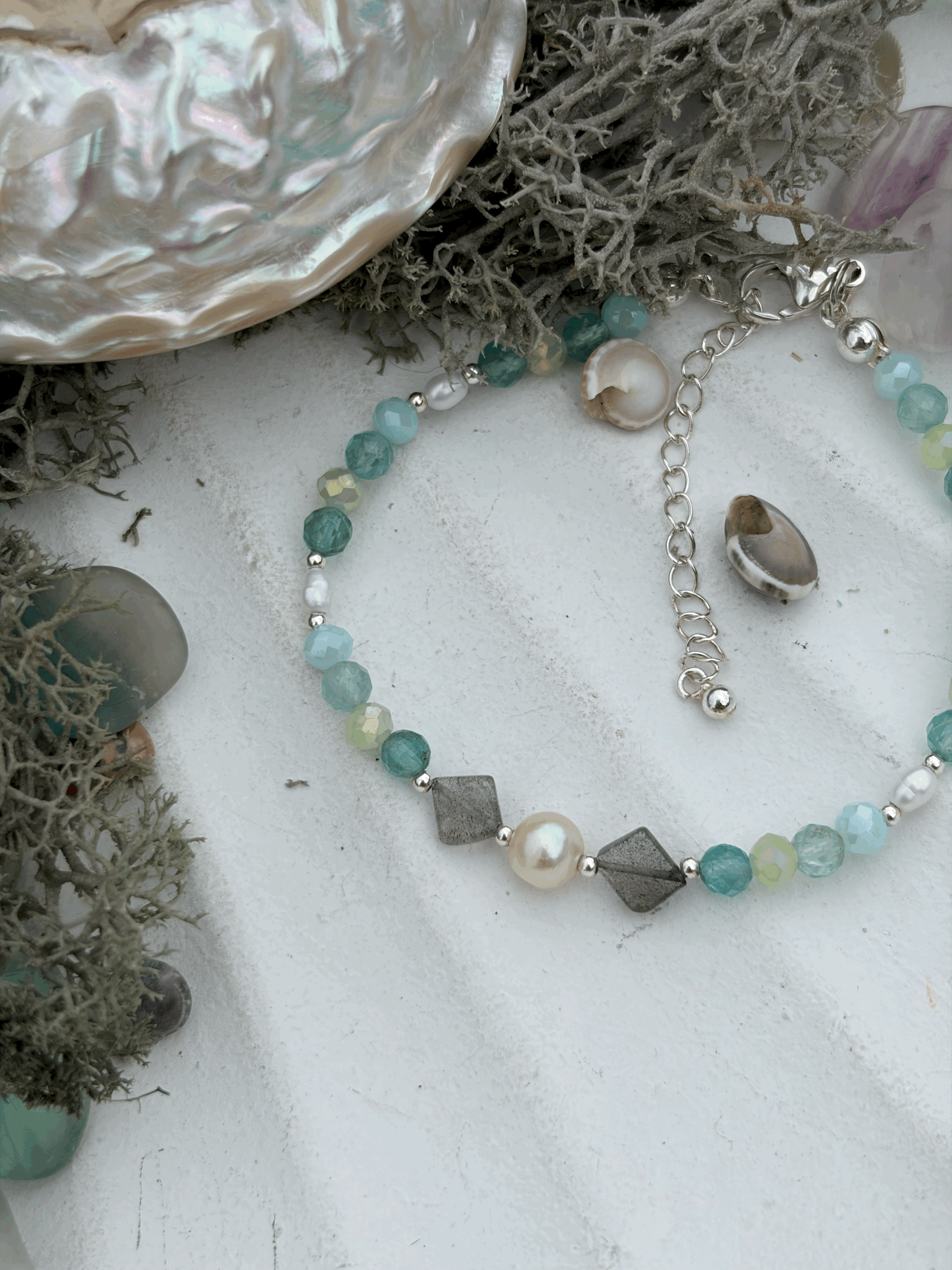 Handgefertigtes Edelsteinarmband mit Apatit und Labradorit in Gesamtansicht
