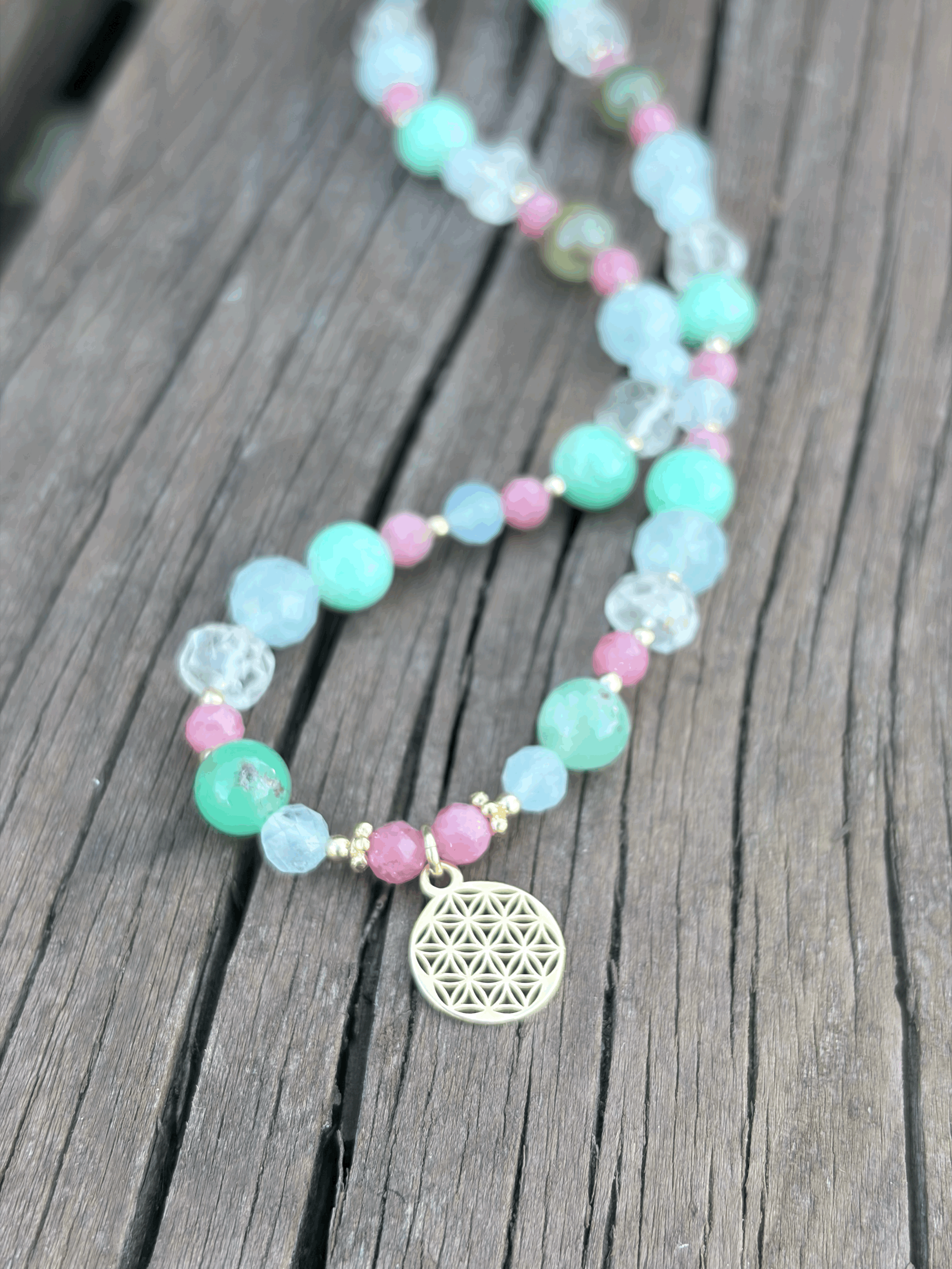 Vergoldete Edelsteinkette aus Chrysopras, Aquamarin und Rhodochrosit auf Holz