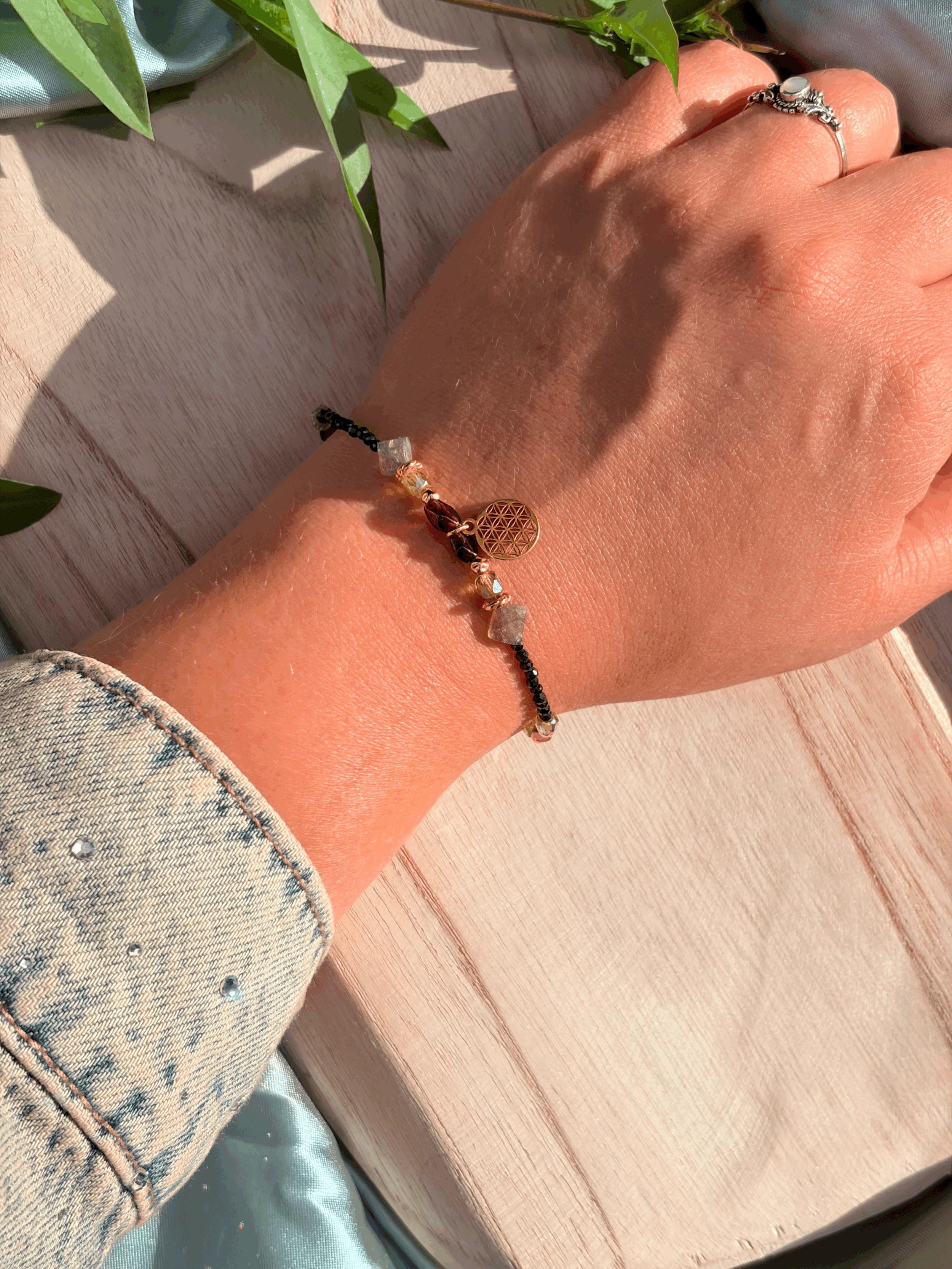 Veridia Granat Armband mit Blume des Lebens getragen am Handgelenk