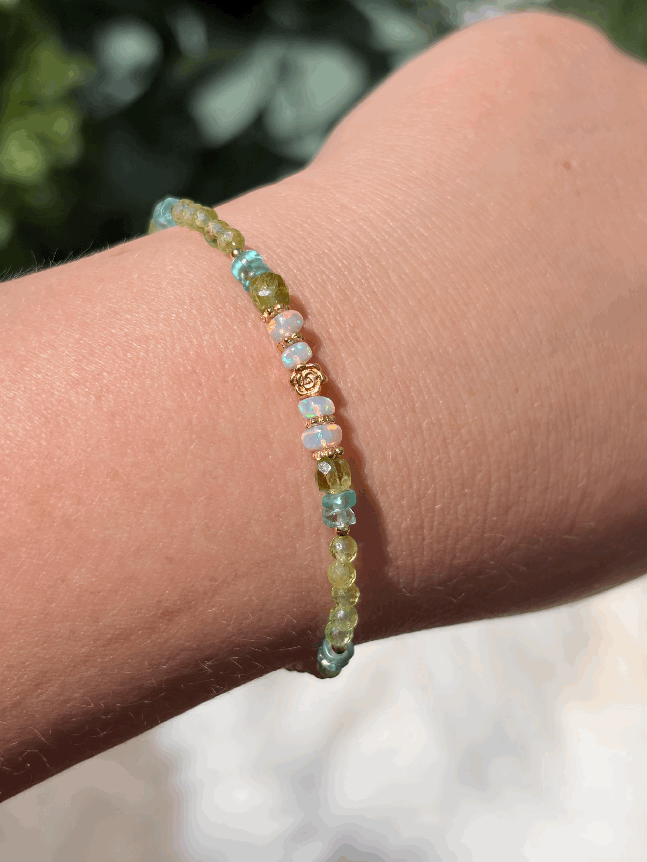 ELYARA Armband mit Edelopal, Peridot und Apatit getragen am Handgelenk