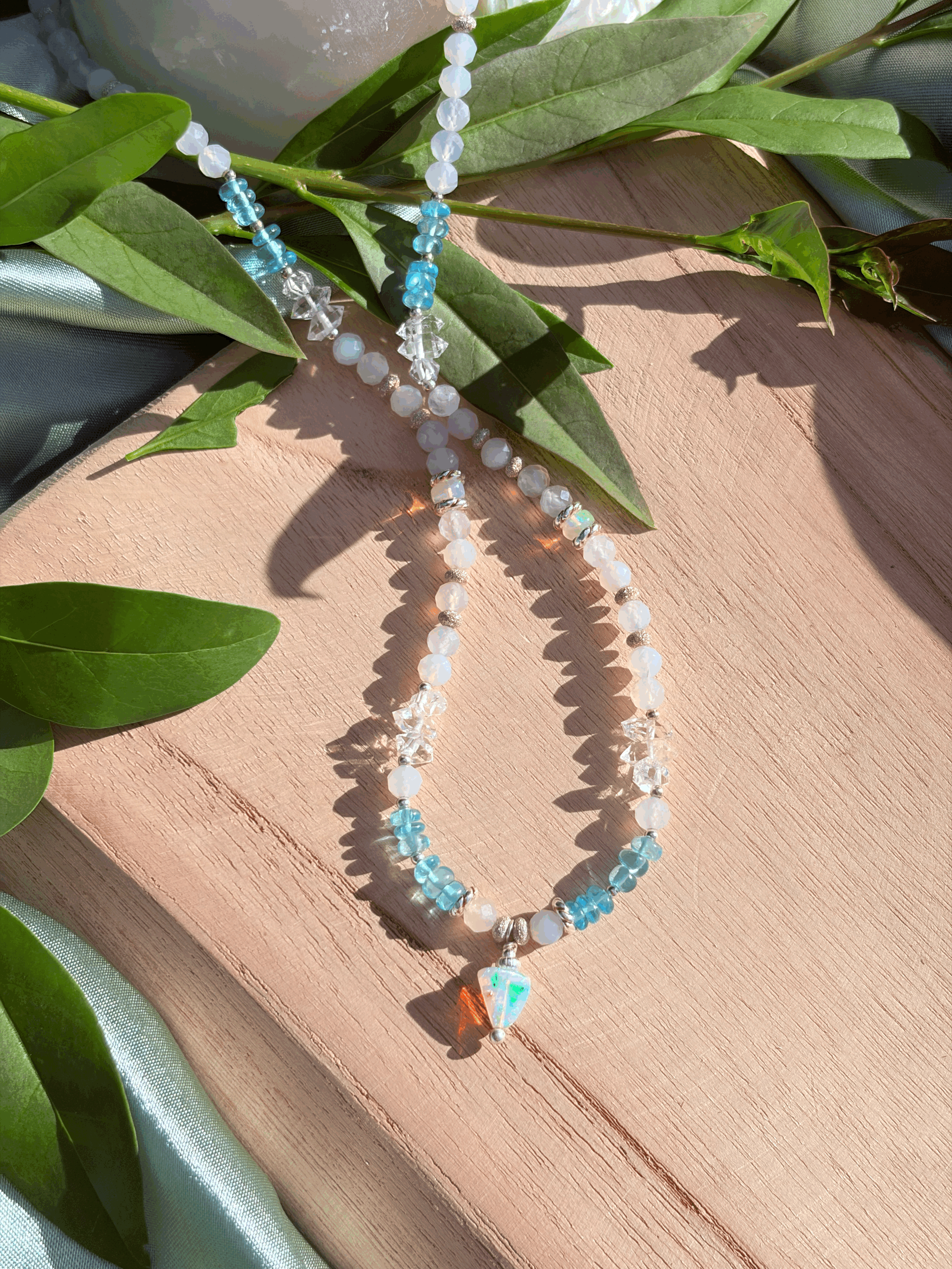Edelsteinkette AERELIA mit Opal-Anhänger, Apatit und Chalcedon