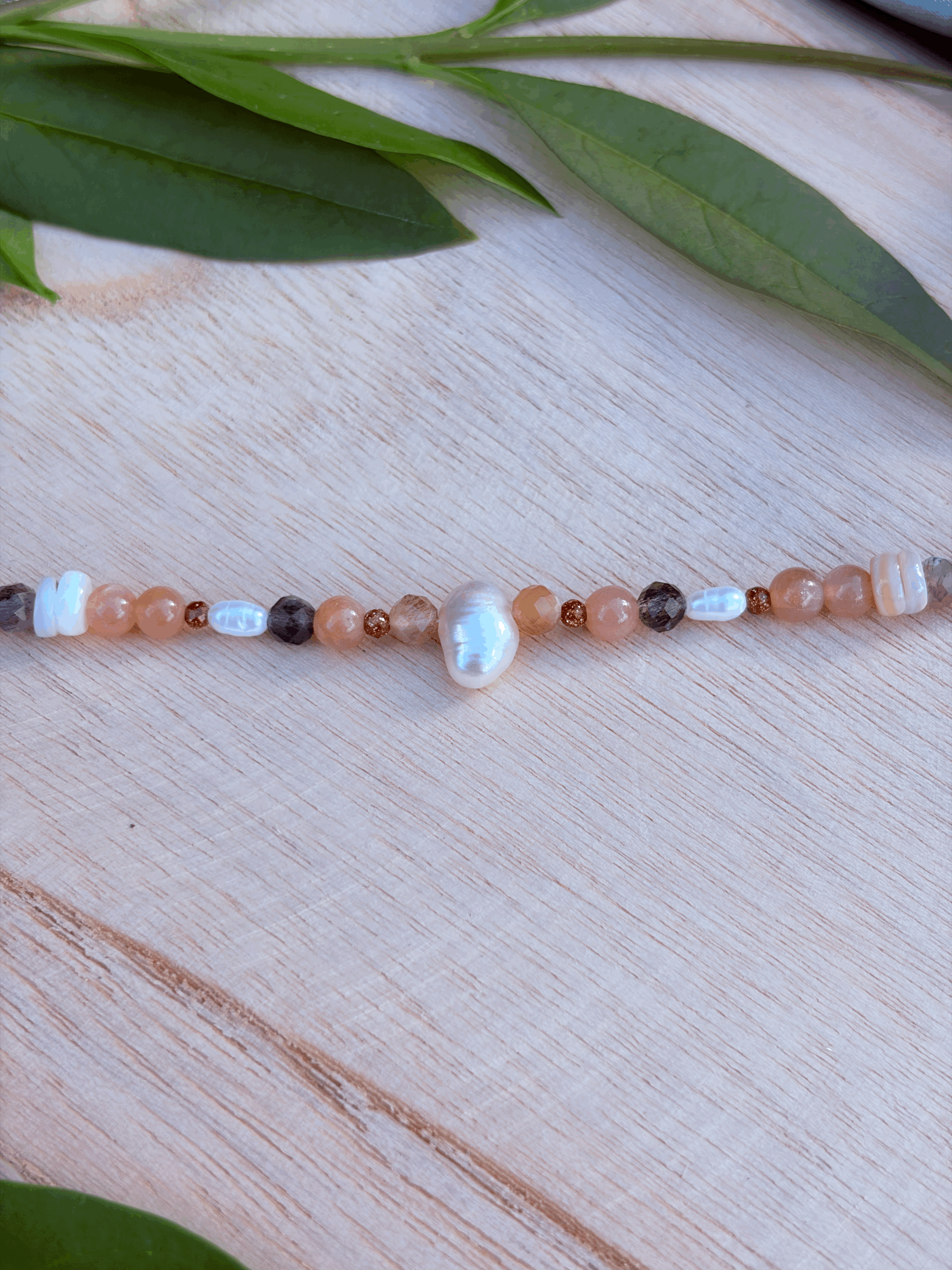Detailaufnahme der Mondsteinperlen, Goldfluss-Elemente und Süßwasserperle im Selunéa Armband