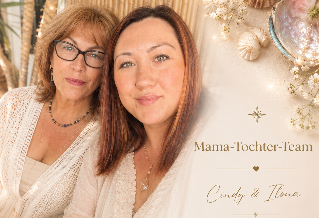 Zwei Frauen, eine ältere mit Brille und eine jüngere mit Nasenpiercing, posieren in einem festlichen Raum, im Hintergrund Dekorationen und Lichter, daneben ein Text mit "Mama-Tochter-Team Cindy & Ilona" und florale Dekorationen.
