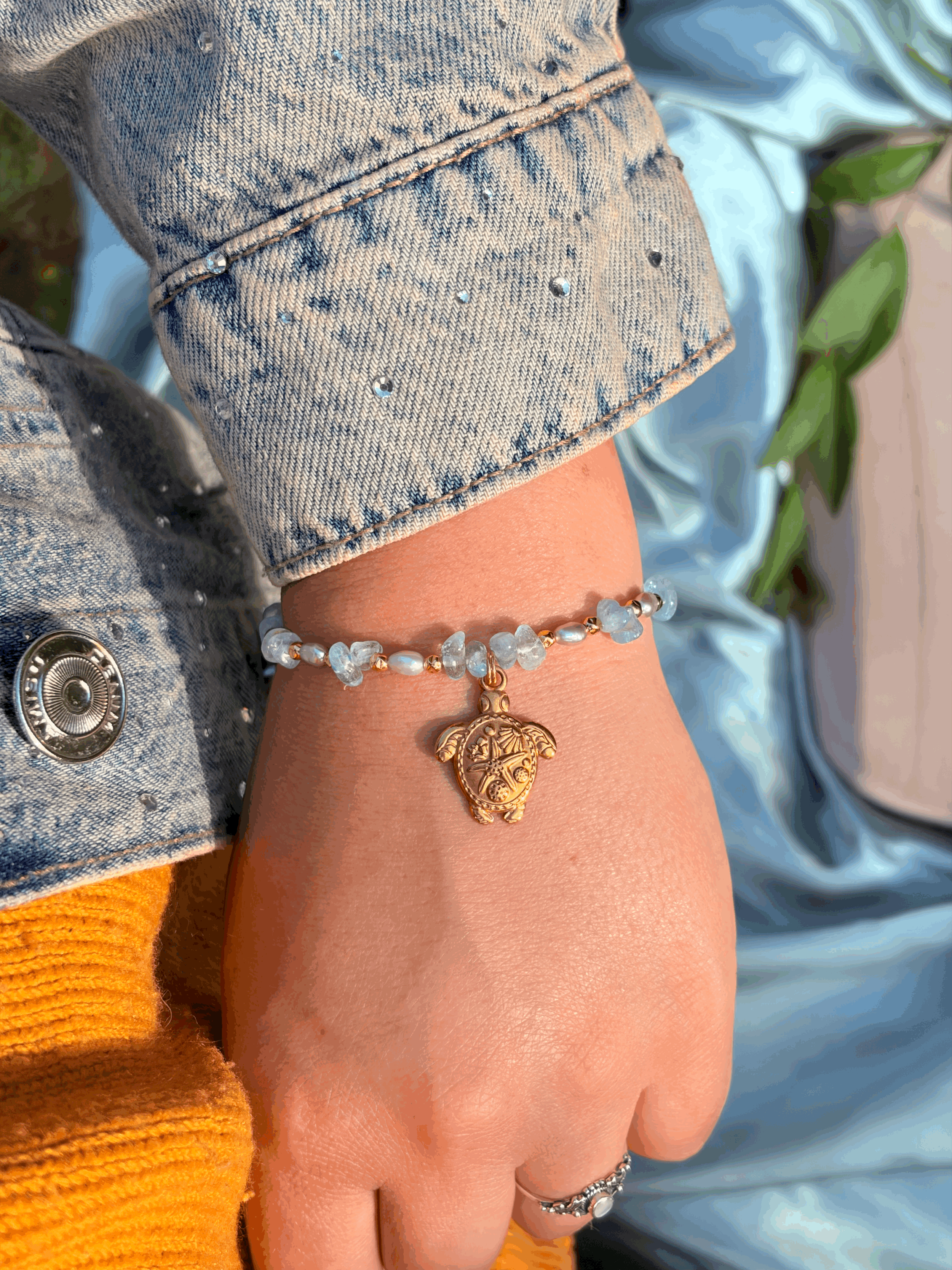 Handgefertigtes Aquamarin Armband mit Süßwasserperlen und Schildkröte getragen