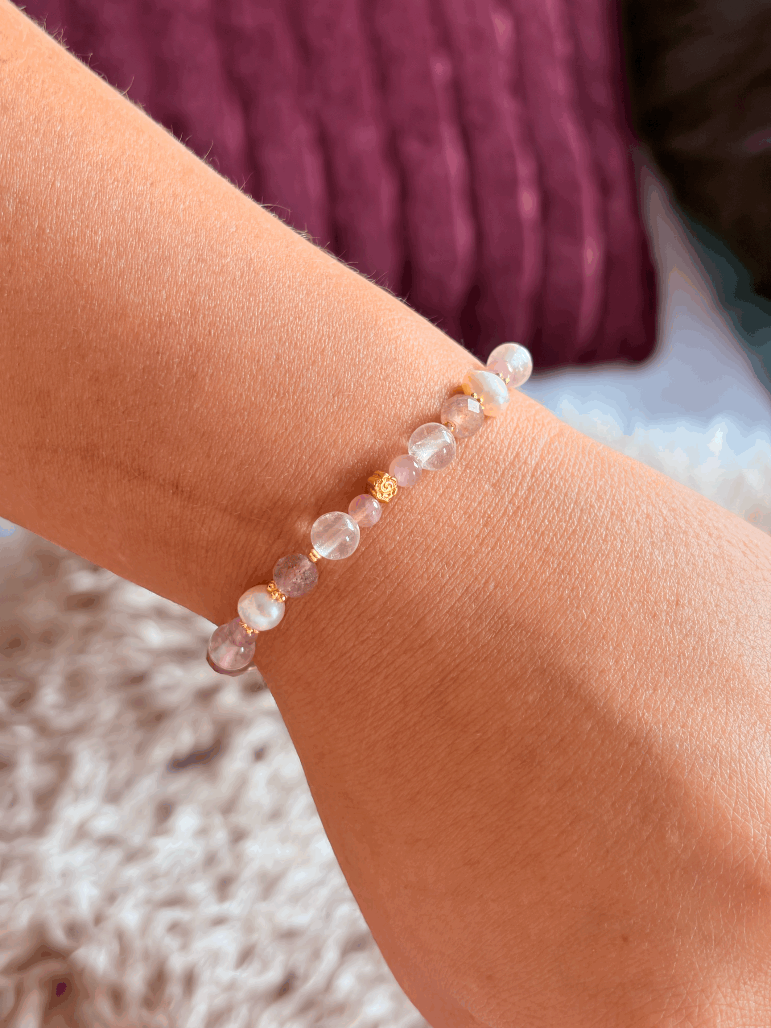 Rosenquarz Armband VELUNA getragen am Handgelenk