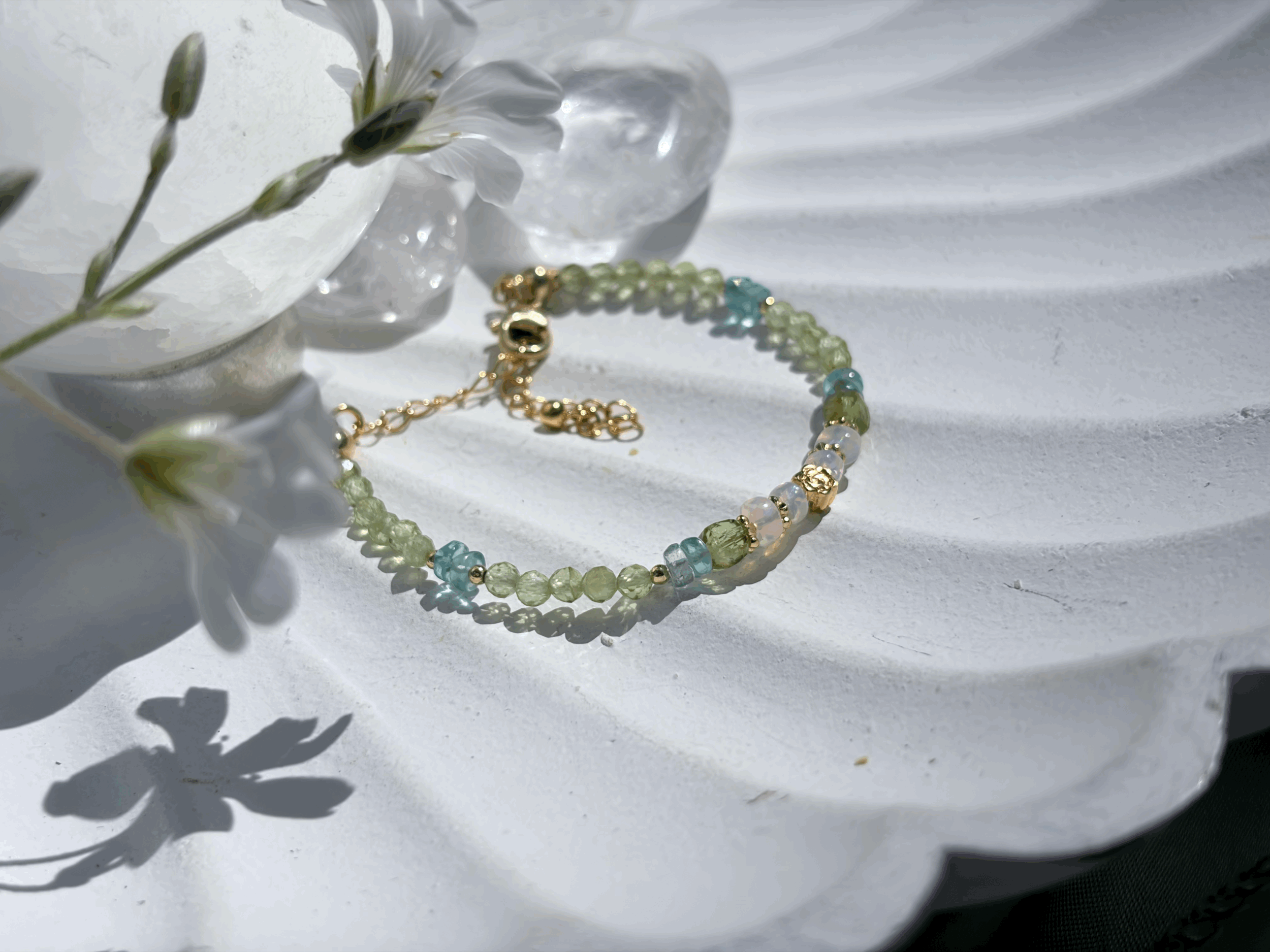 Vergoldetes Edelsteinarmband mit Edelopal, Peridot und Apatit