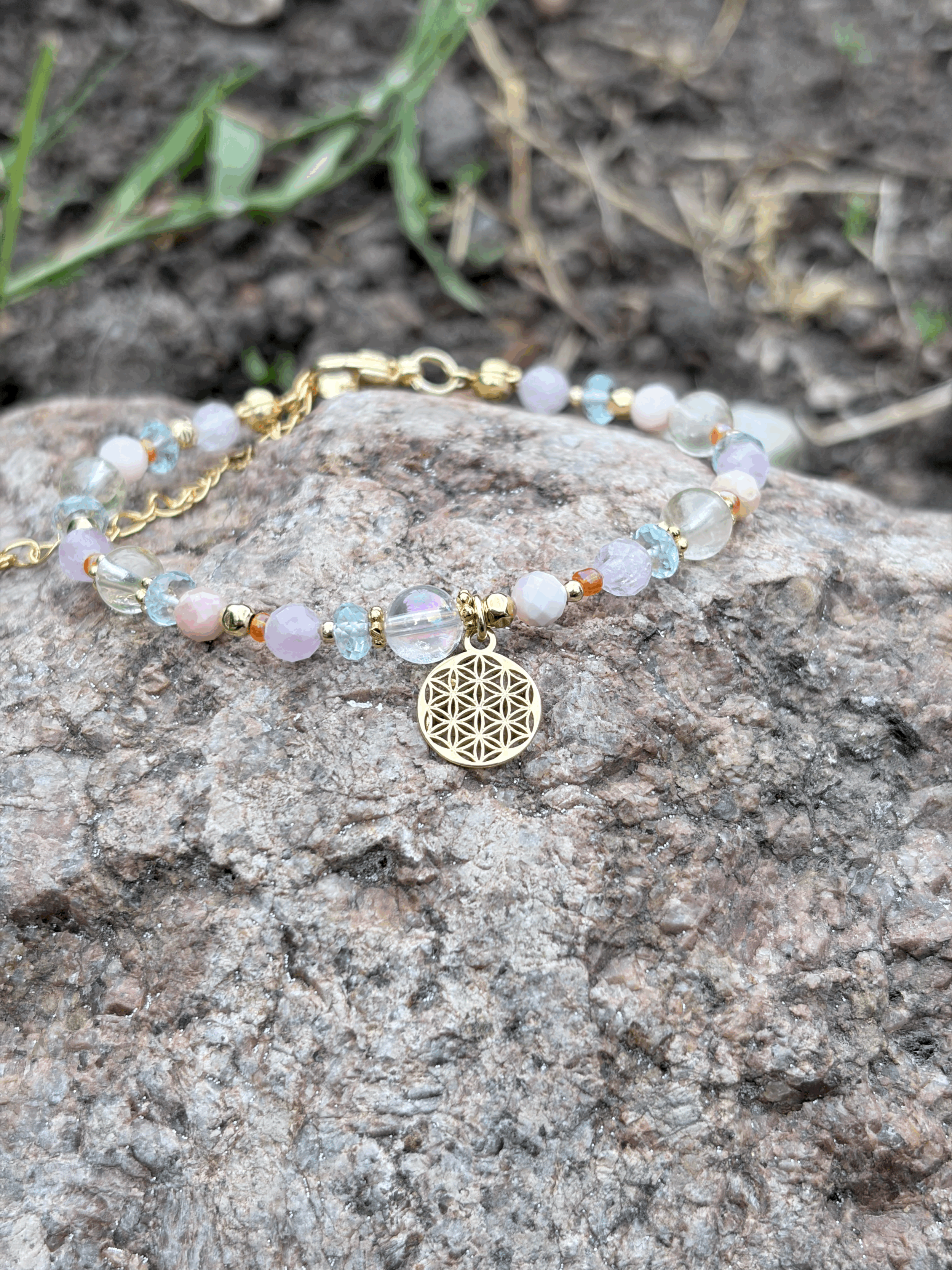 Edelsteinarmband Happiness mit Blume des Lebens auf Naturstein fotografiert