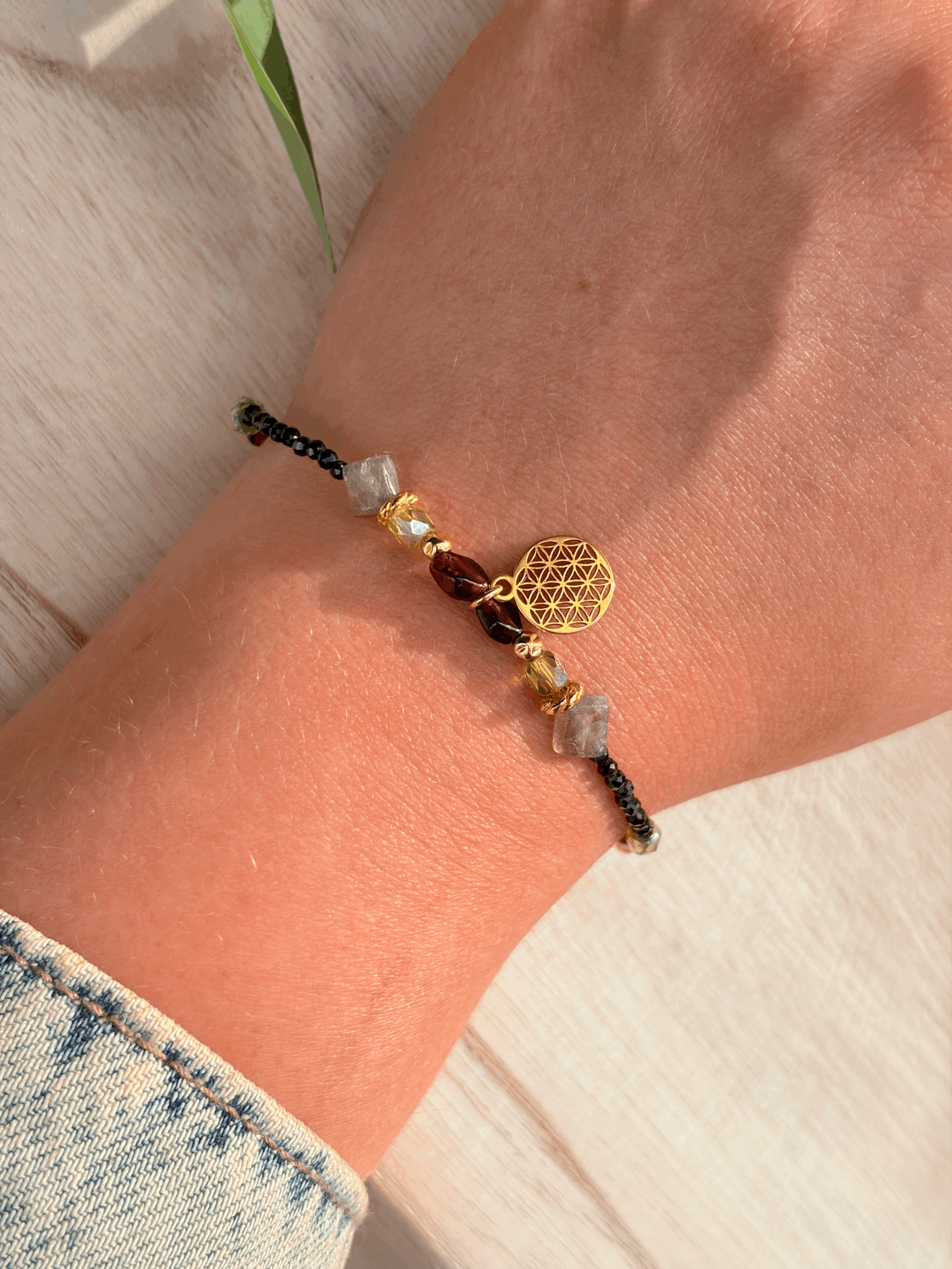 Vertrauen Schmuck mit Granat, Labradorit und Blume des Lebens am Handgelenk