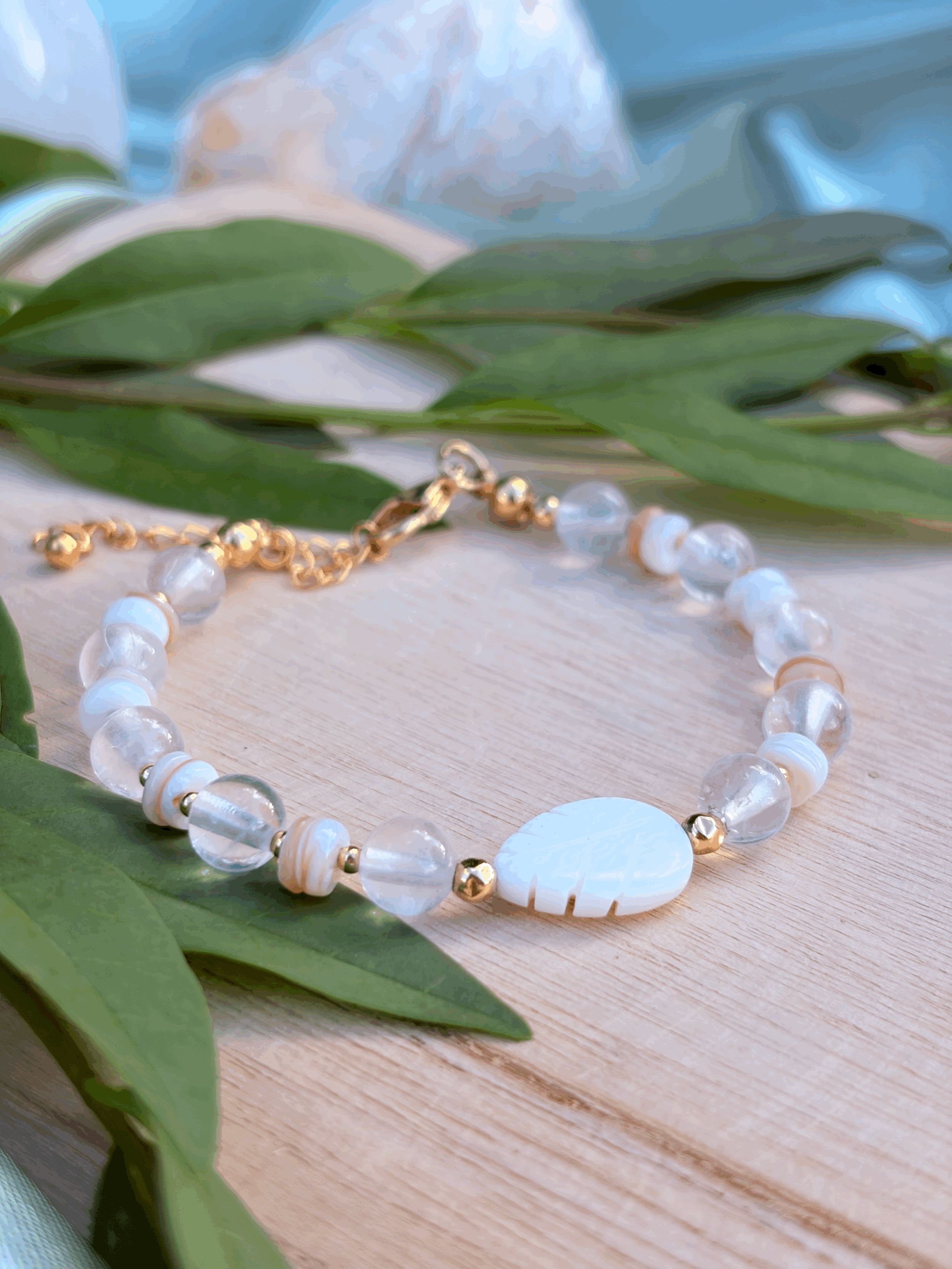 Verbundenheit Schmuck mit Rosenquarz und schimmernder Perlmuttfeder