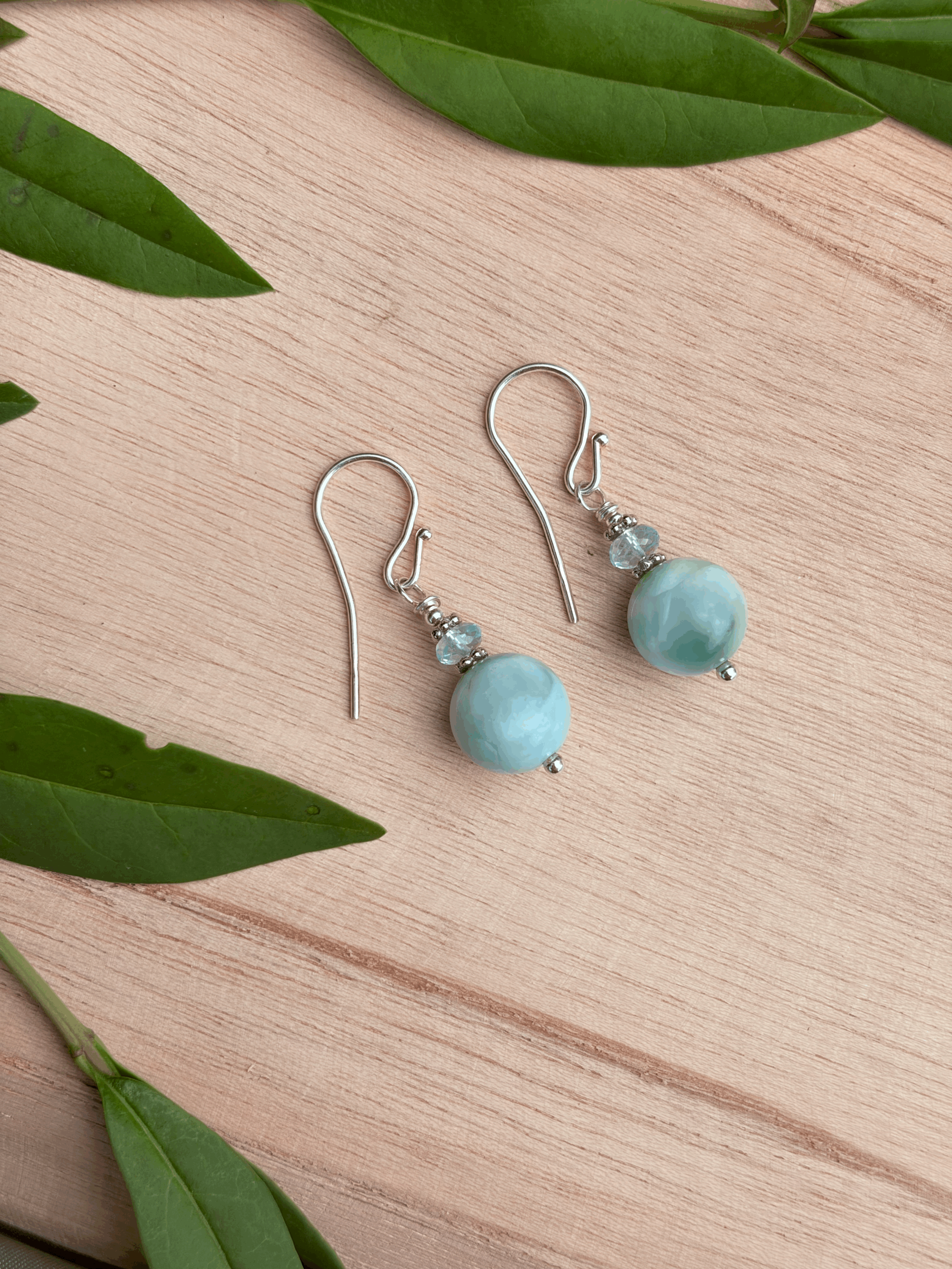 Handgefertigte ELARIA Ohrringe mit Angelit und blauem Topas aus 925 Silber