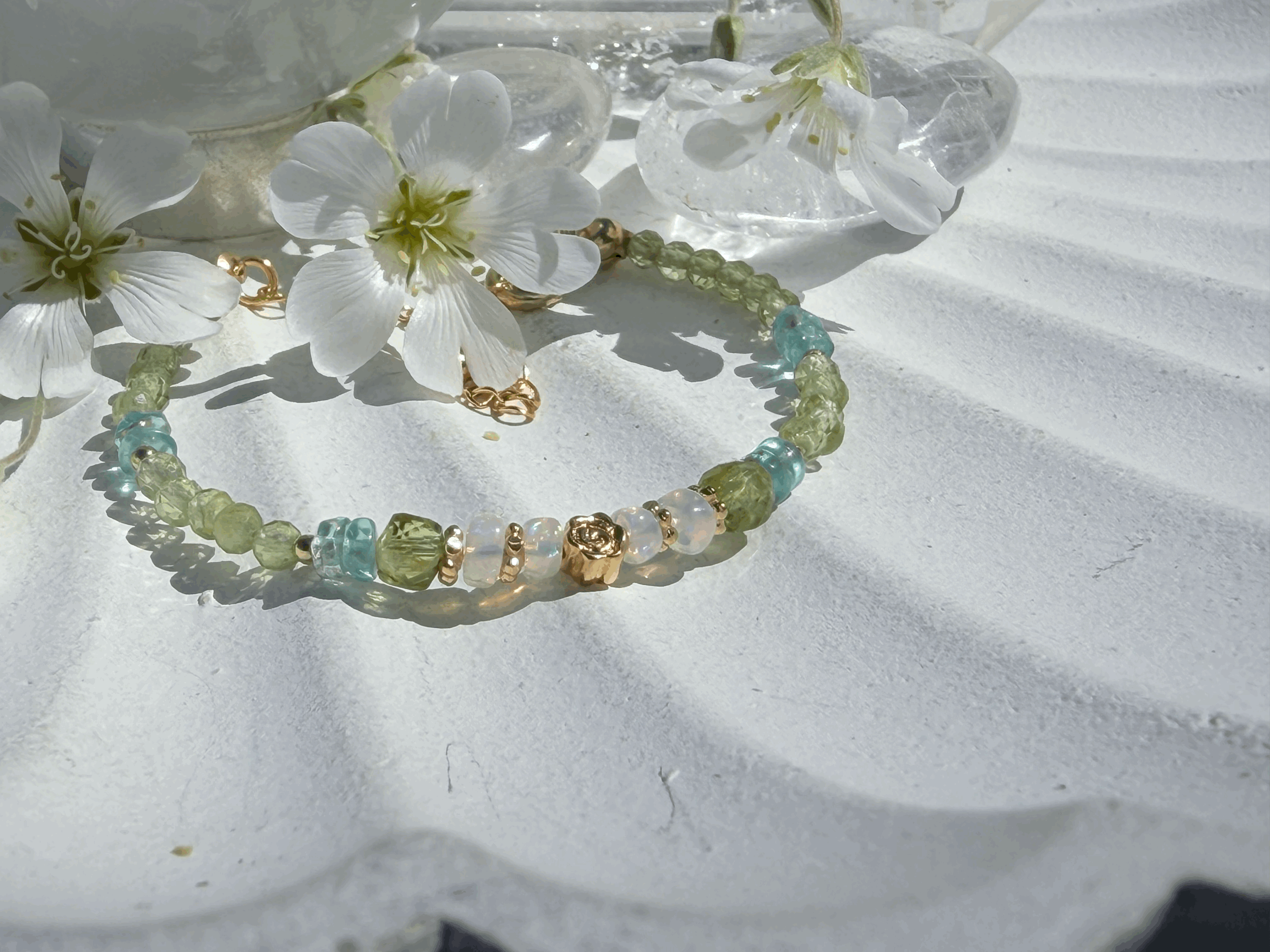 Edelopal Armband mit goldener Blüte, Peridot und Apatit in Gesamtansicht