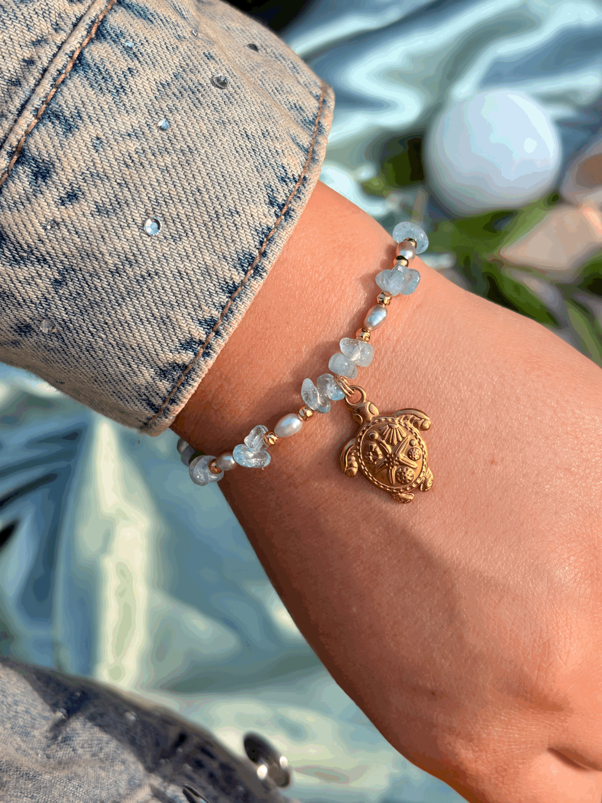 MAREVA Aquamarin Armband mit Schildkröten-Anhänger getragen am Handgelenk