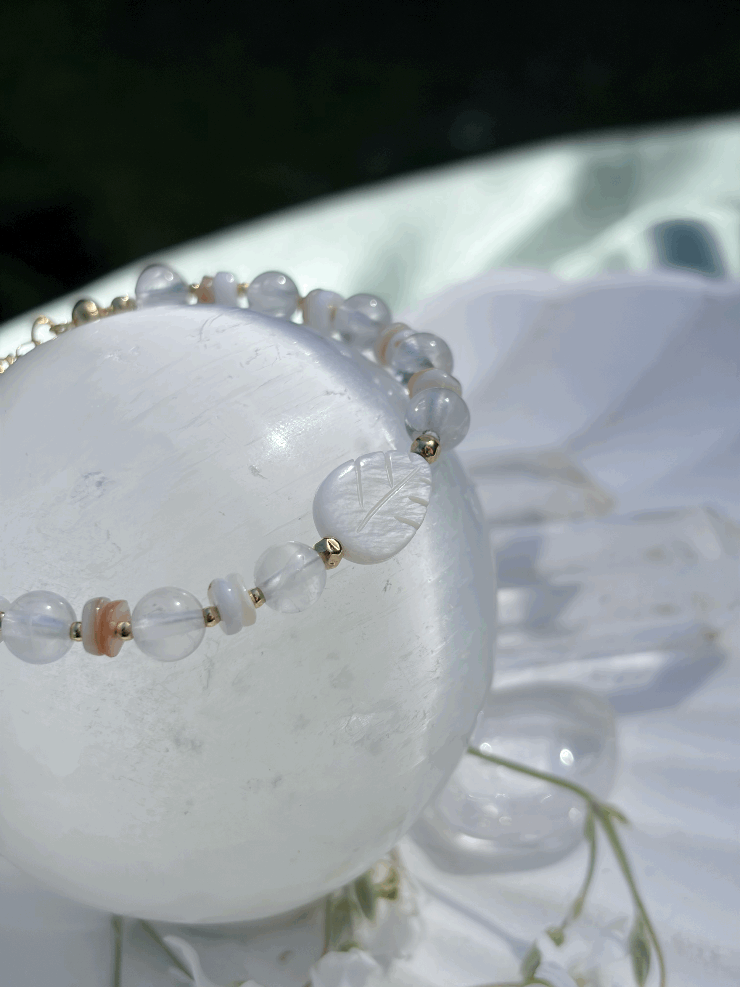 Detailaufnahme des Rosenquarz Armbands AWENIA mit schimmerndem Perlmutt
