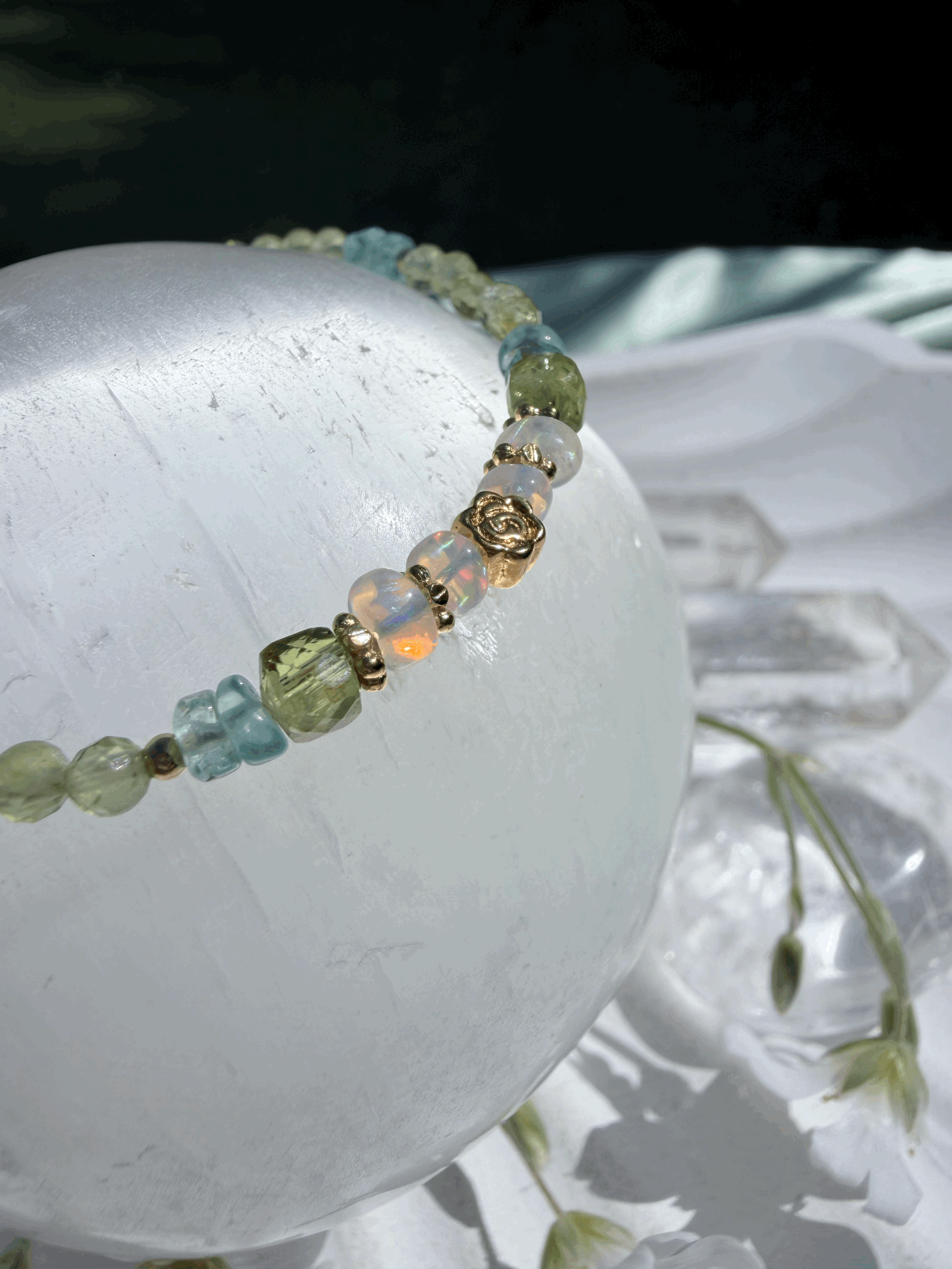 Regenbogenfunkelnder Edelopal im ELYARA Armband mit Peridot und Apatit