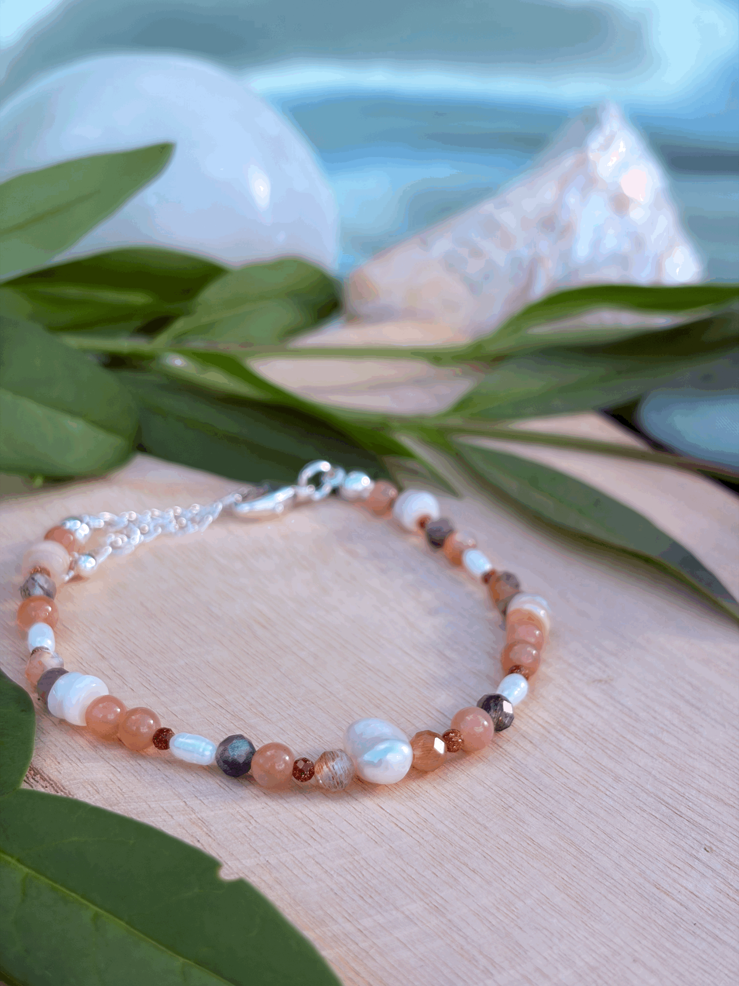 Handgefertigtes Mondstein Armband in Sand- und Apricottönen mit Silberdetails