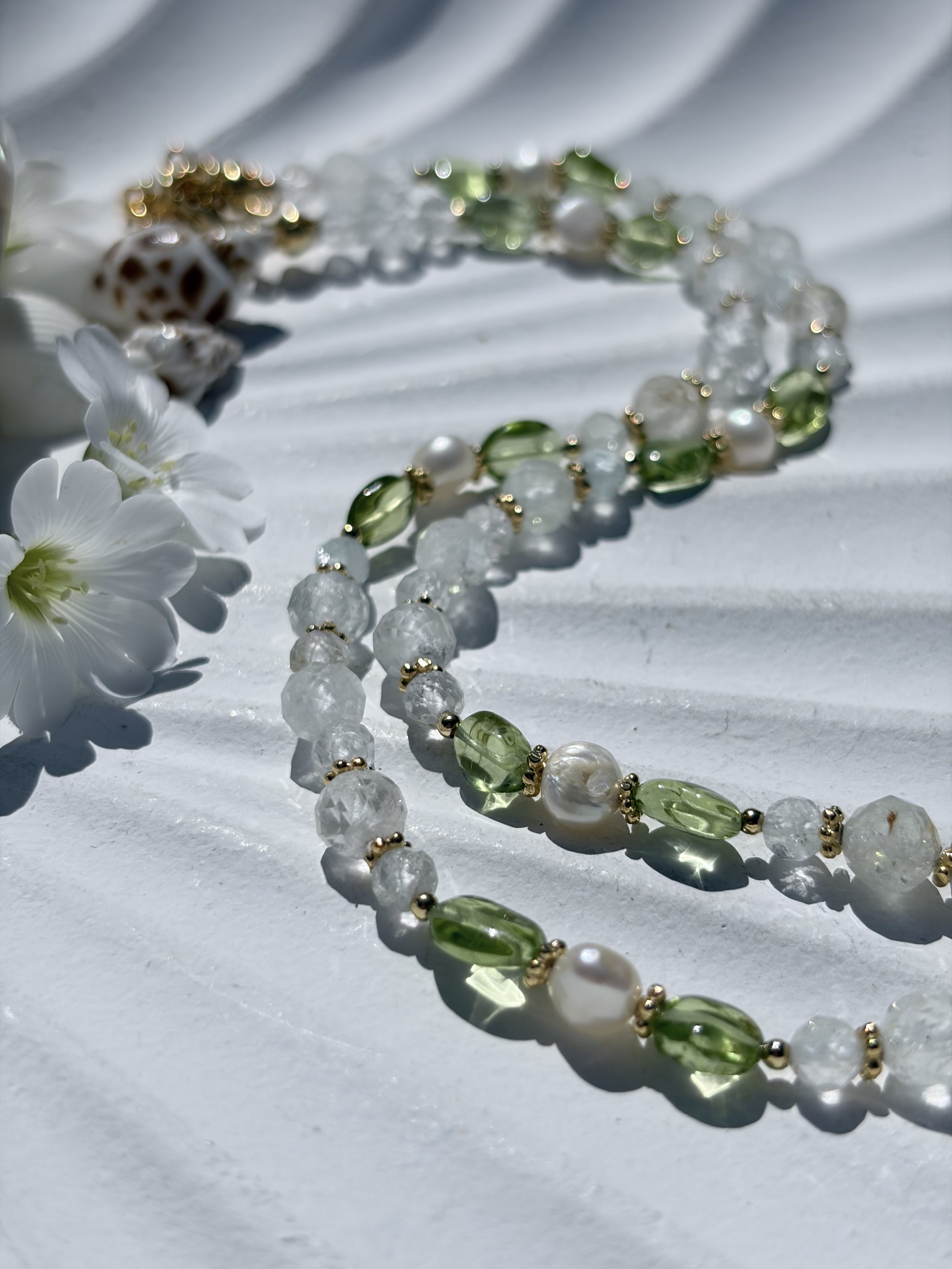 Leuchtend grüner Peridot in hochwertiger Qualität an der Edelsteinkette MIREYA
