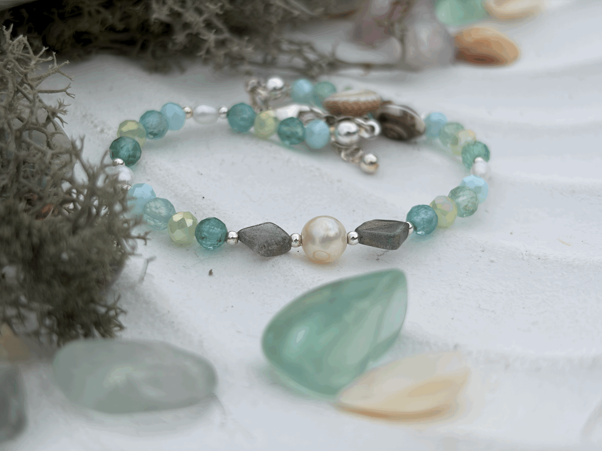 Silber Armband mit Apatit, Labradorit und funkelnden Glasperlen